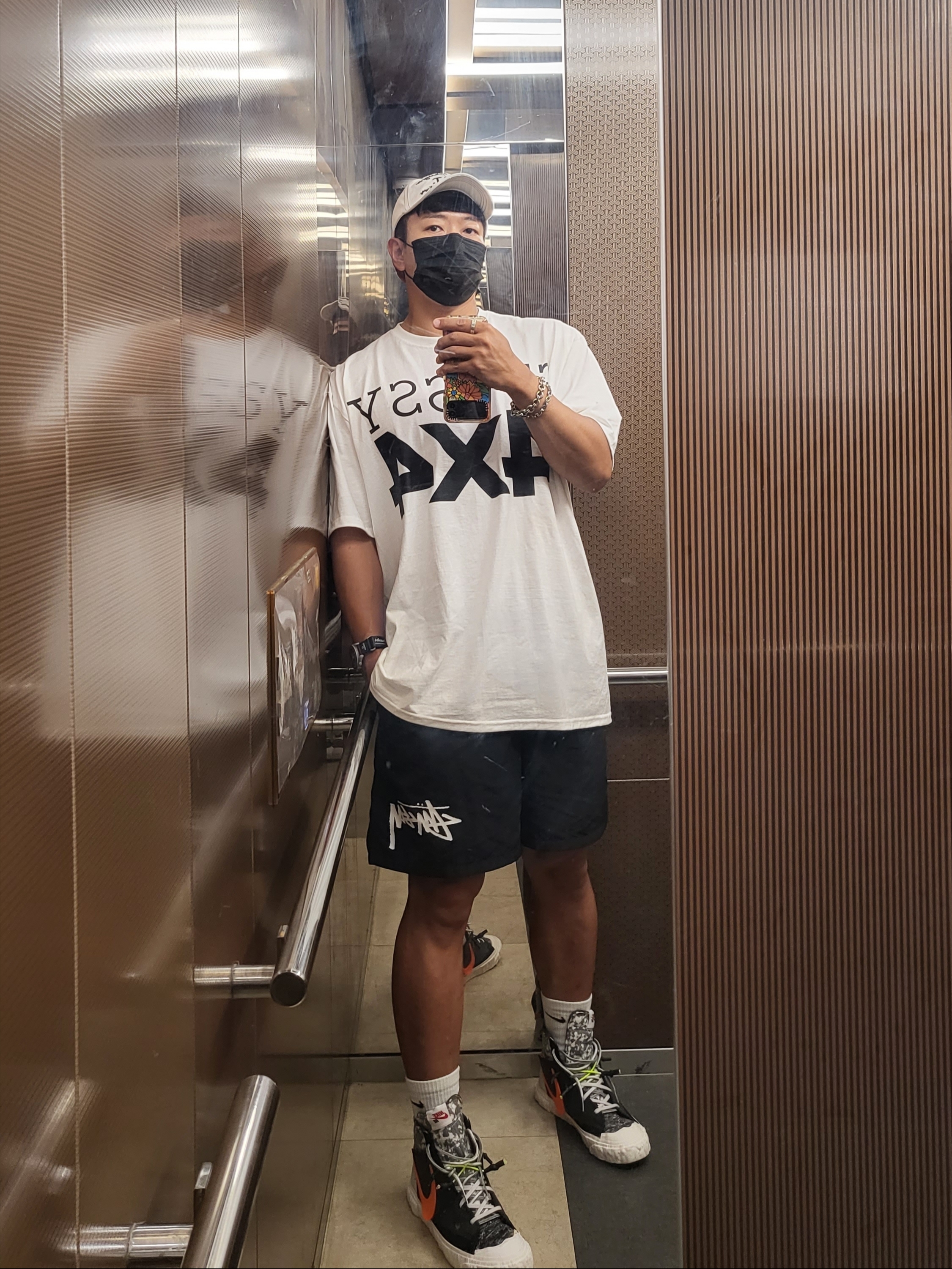 Stussy Ist Low Pro Cap White, Stussy 4x4 T-Shirt White 착용 스타일