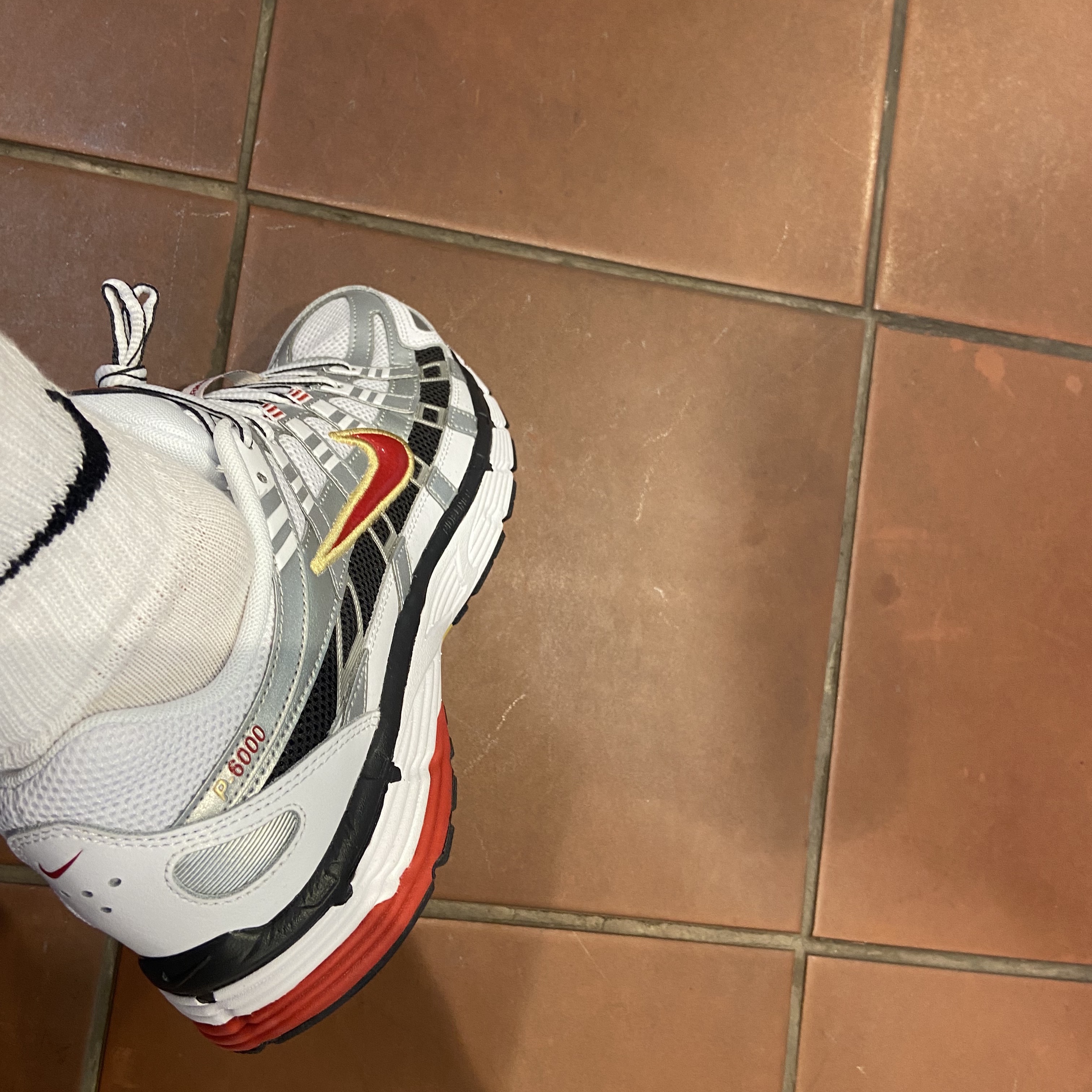 (W) Nike P-6000 Metallic Silver Red 착용 스타일