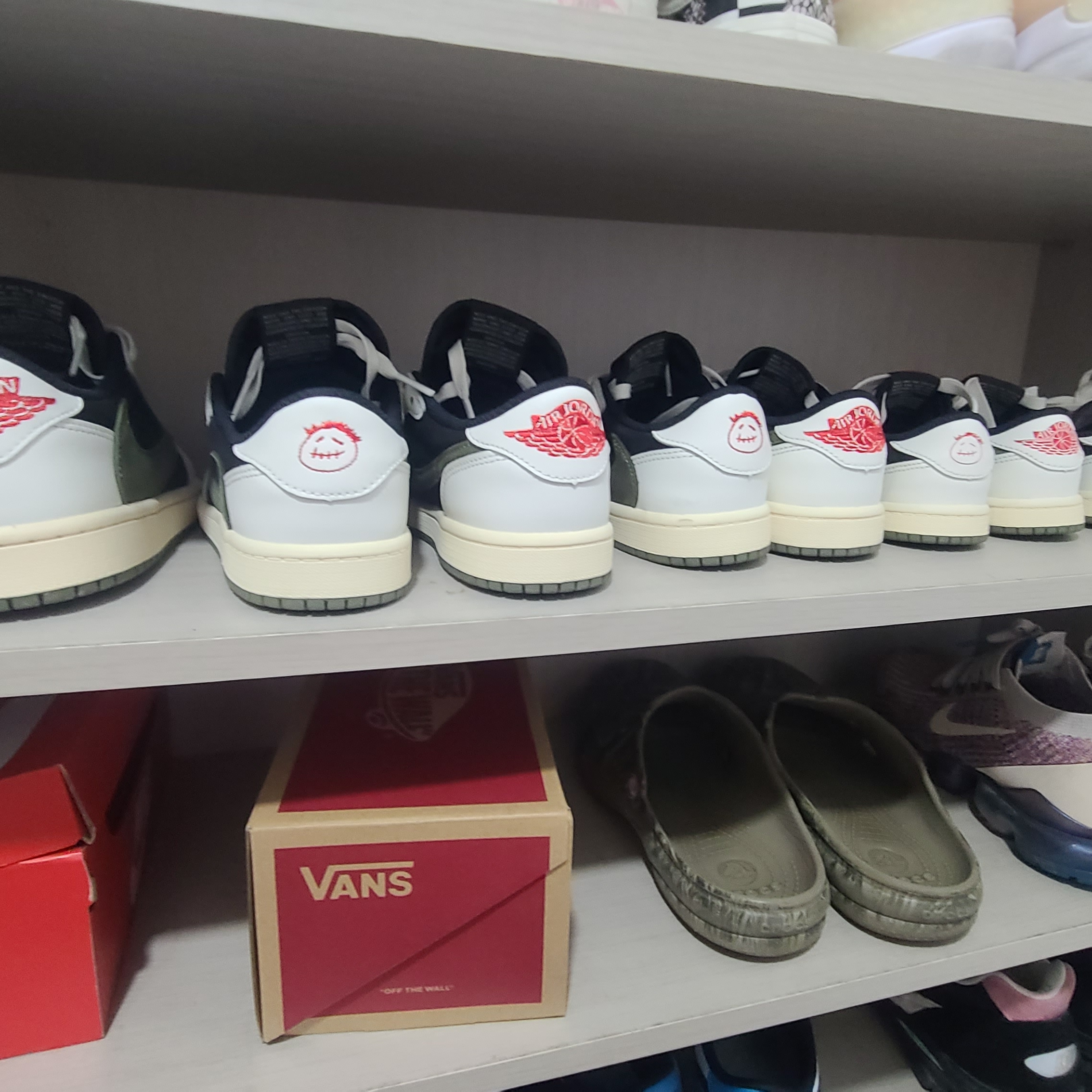 (W) Jordan 1 x Travis Scott Retro Low OG SP Medium Olive 착용 스타일 - 4