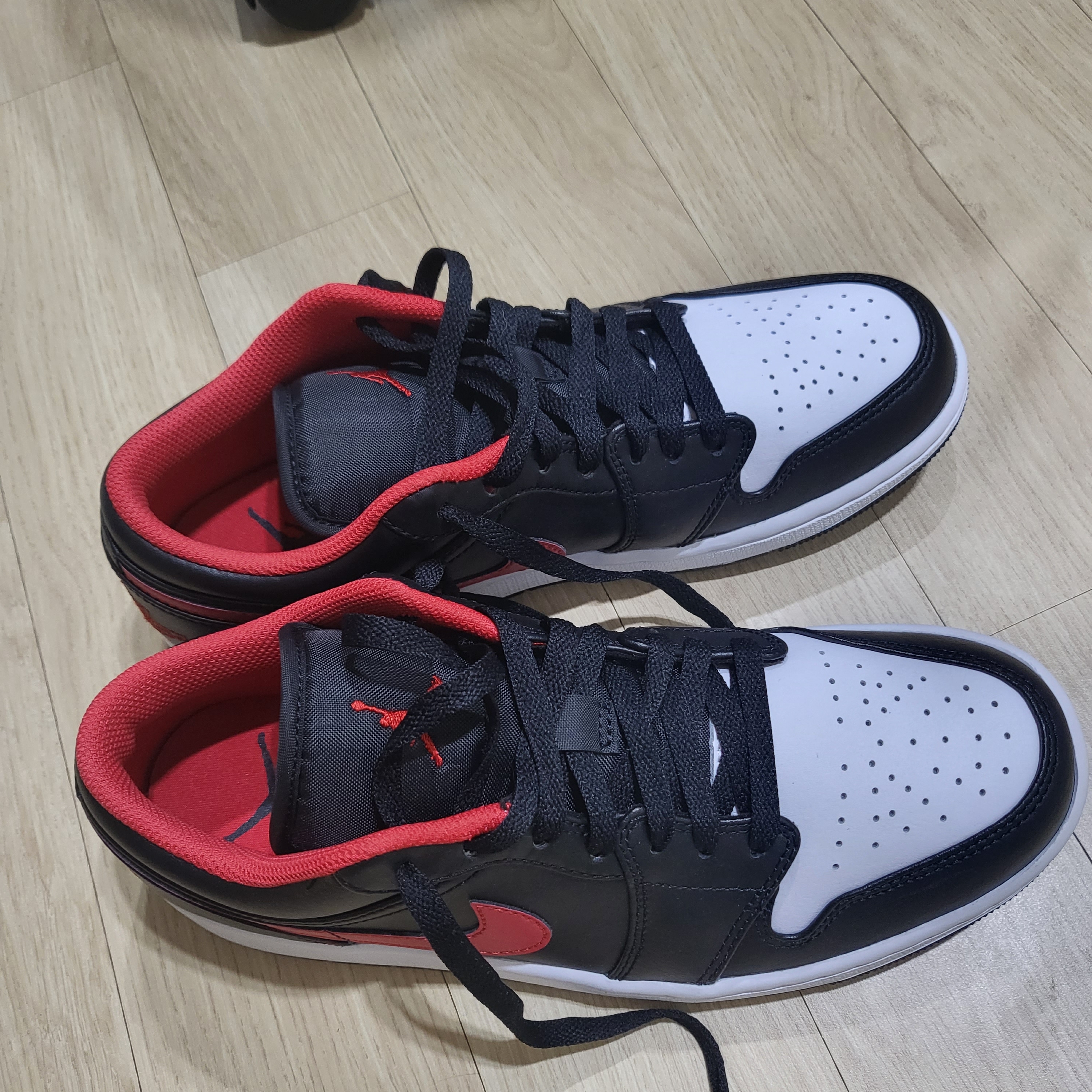Jordan 1 Low Black Fire Red 착용 스타일 - 5