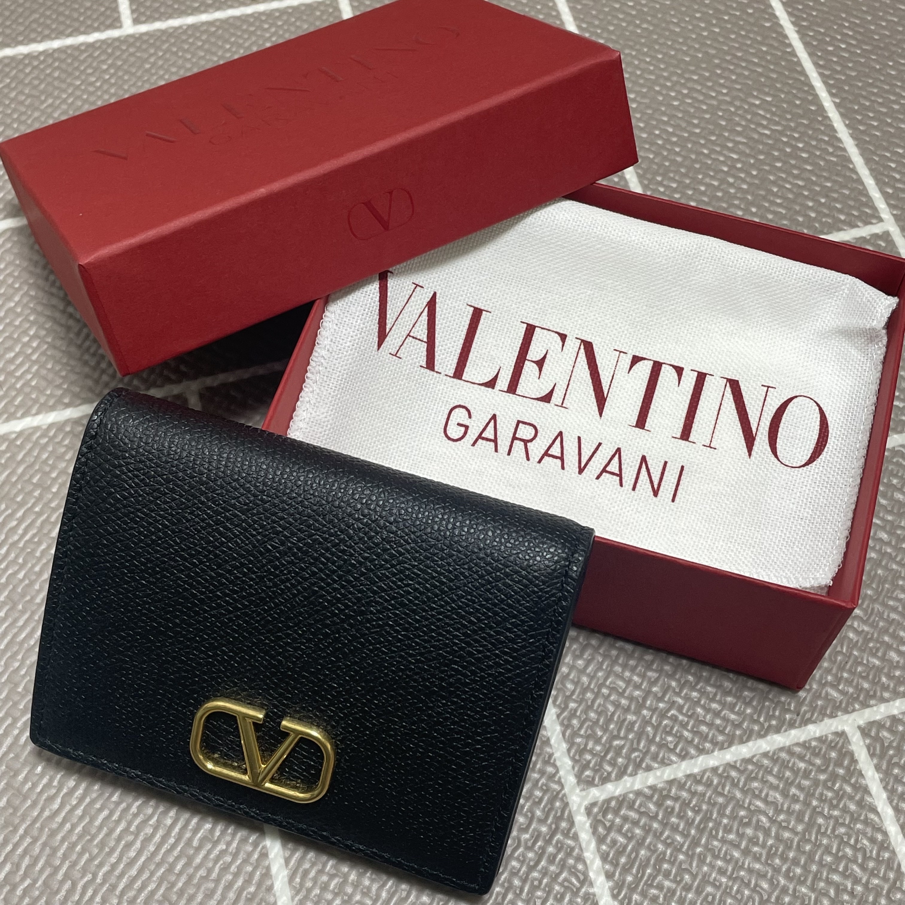 Valentino Compact Vlogo Signature Grainy Calfskin Wallet Black 착용 스타일