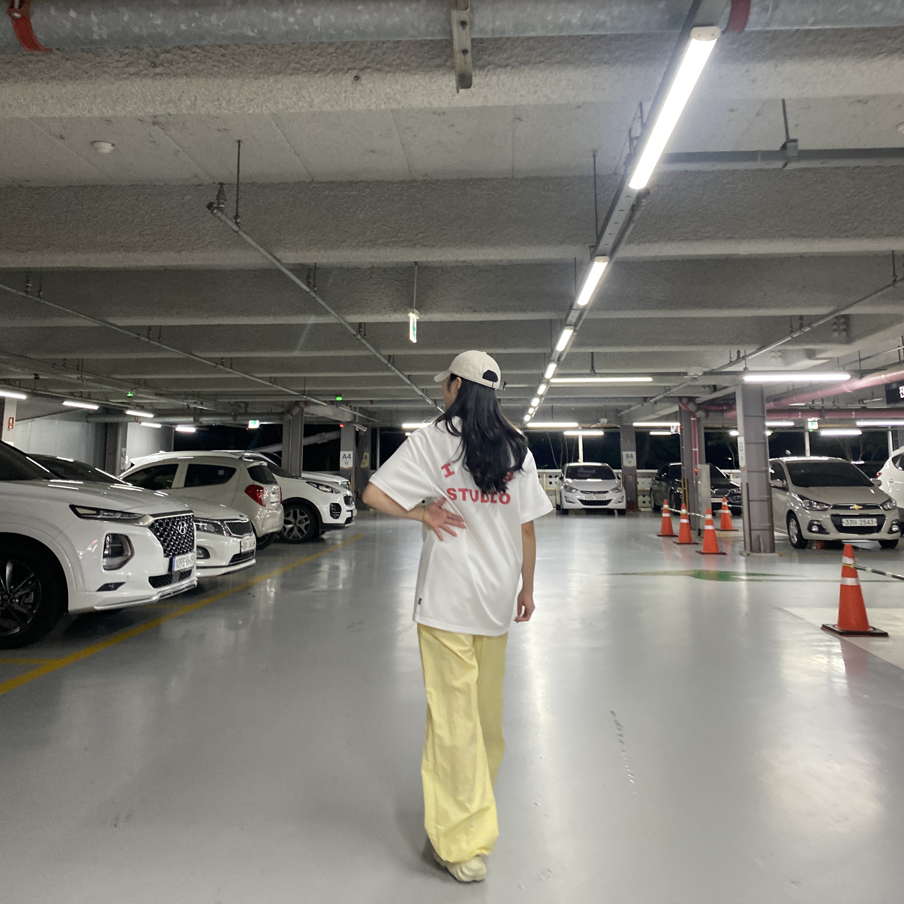 IAB Studio T-Shirt White - The Hyundai Seoul Exclusive, Crocs Echo Clog Bone Black 착용 스타일 - 1
