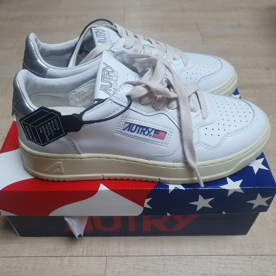 (W) Autry Medalist Low Leather Sneakers White Silver 착용 스타일