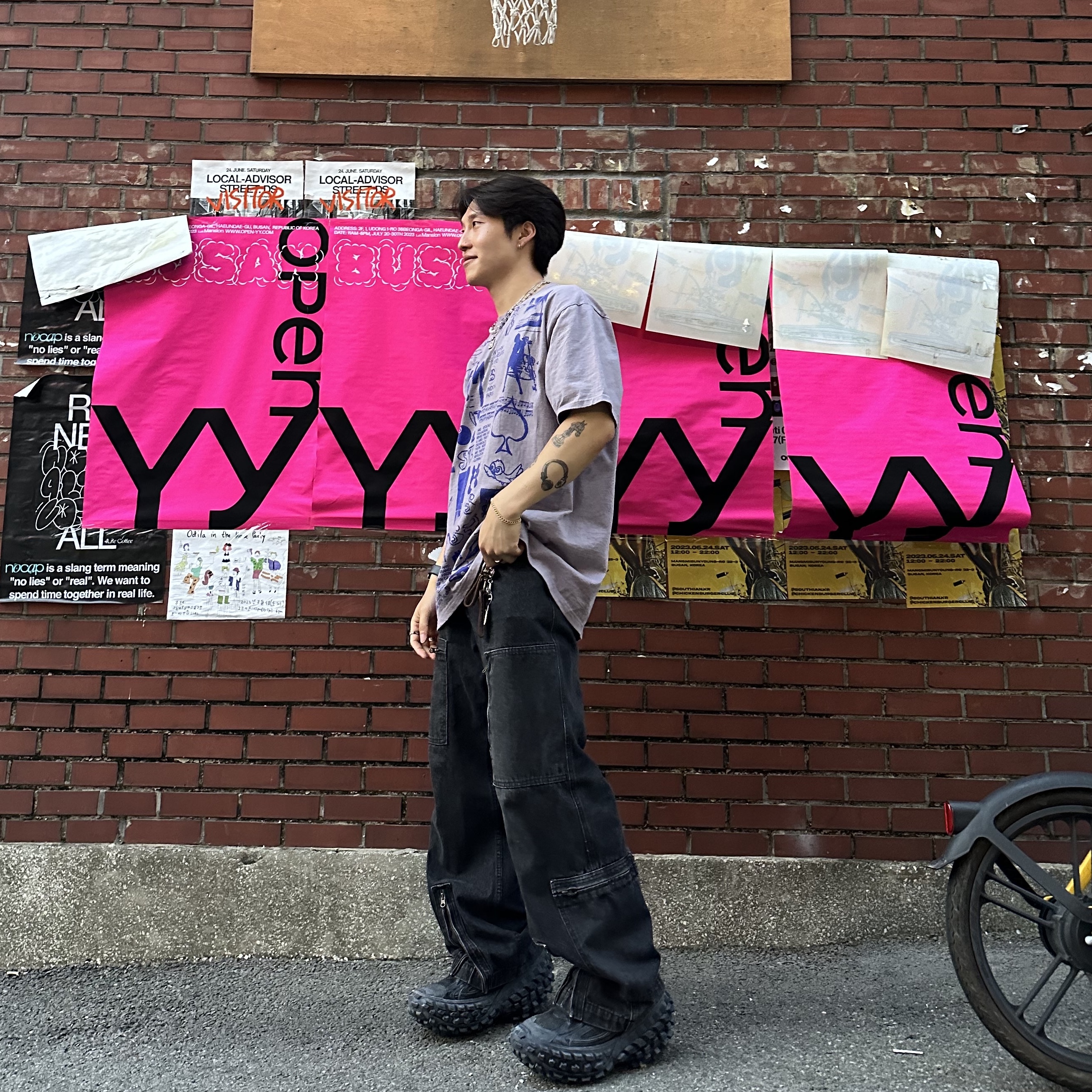 Balenciaga Defender Sneakers Black, Stussy Sara T-Shirt Mauve 착용 스타일