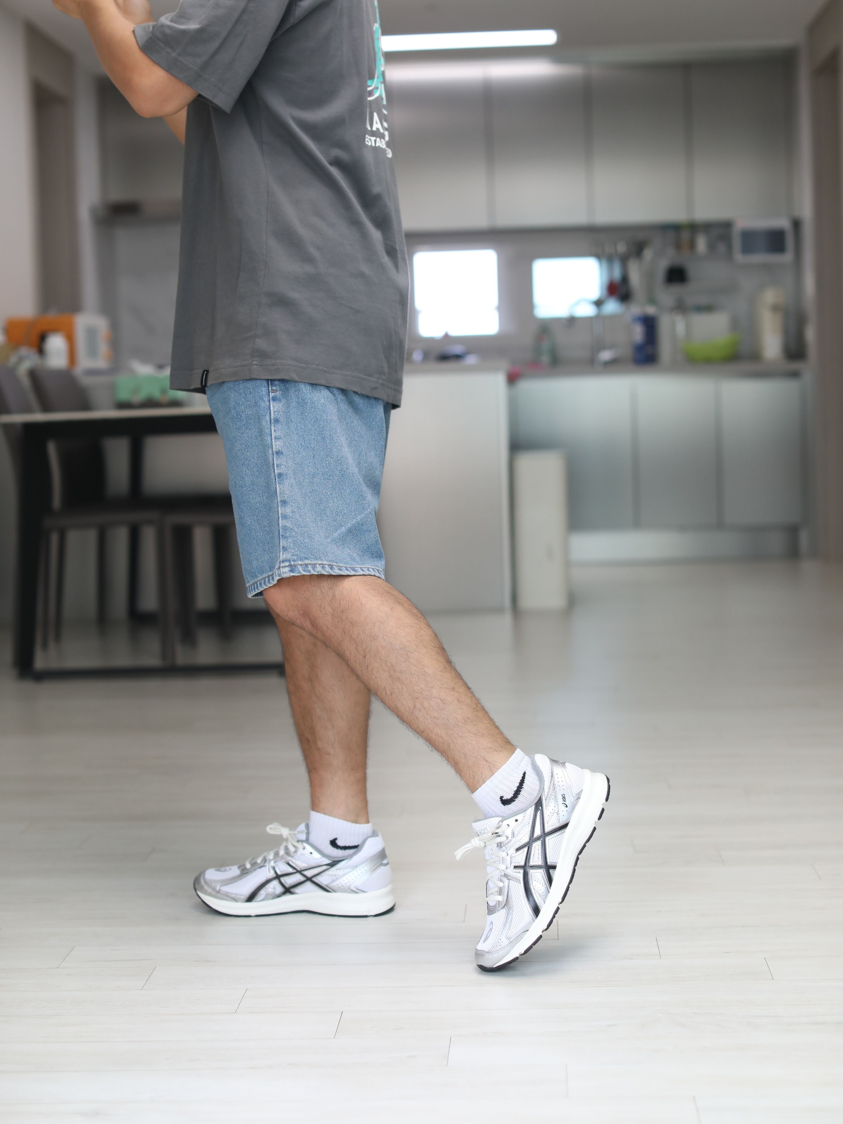 Asics Jog 100 S White Black - 2E Wide 착용 스타일 - 1