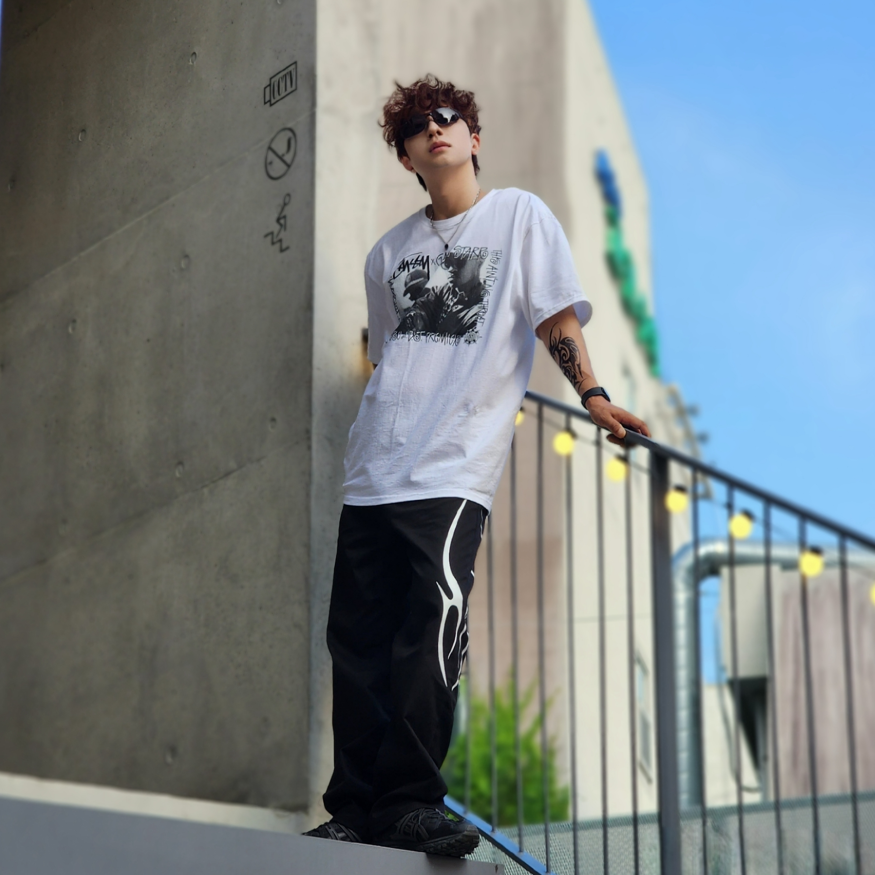 Stussy x Gang Starr Take It Personal T-Shirt White, Asics Gel-Sonoma 15-50 Black Obsidian Grey 착용 스타일 - 1