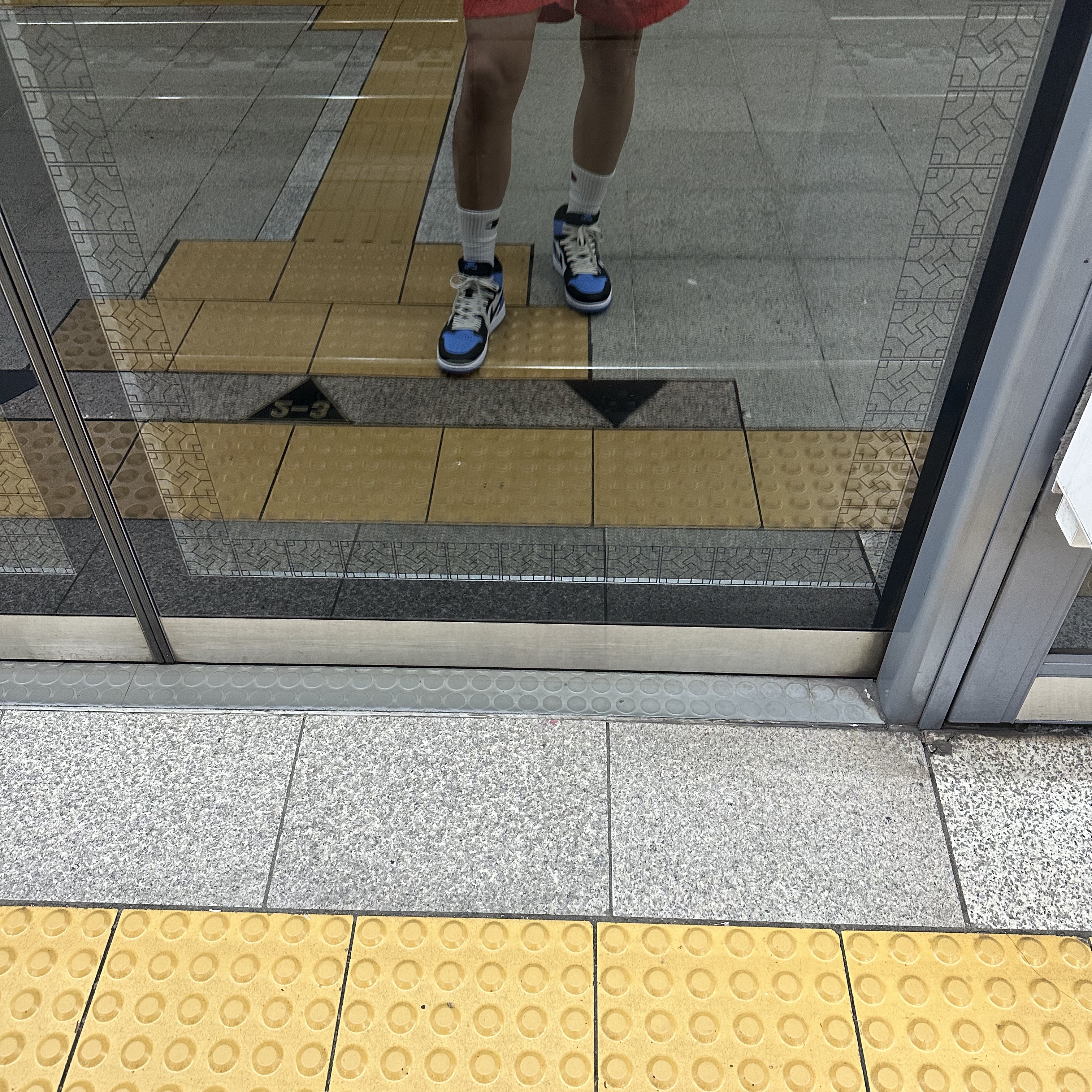 Nike x Stussy Water Shorts Habanero Red, Jordan 1 Retro High OG University Blue 착용 스타일 - 1