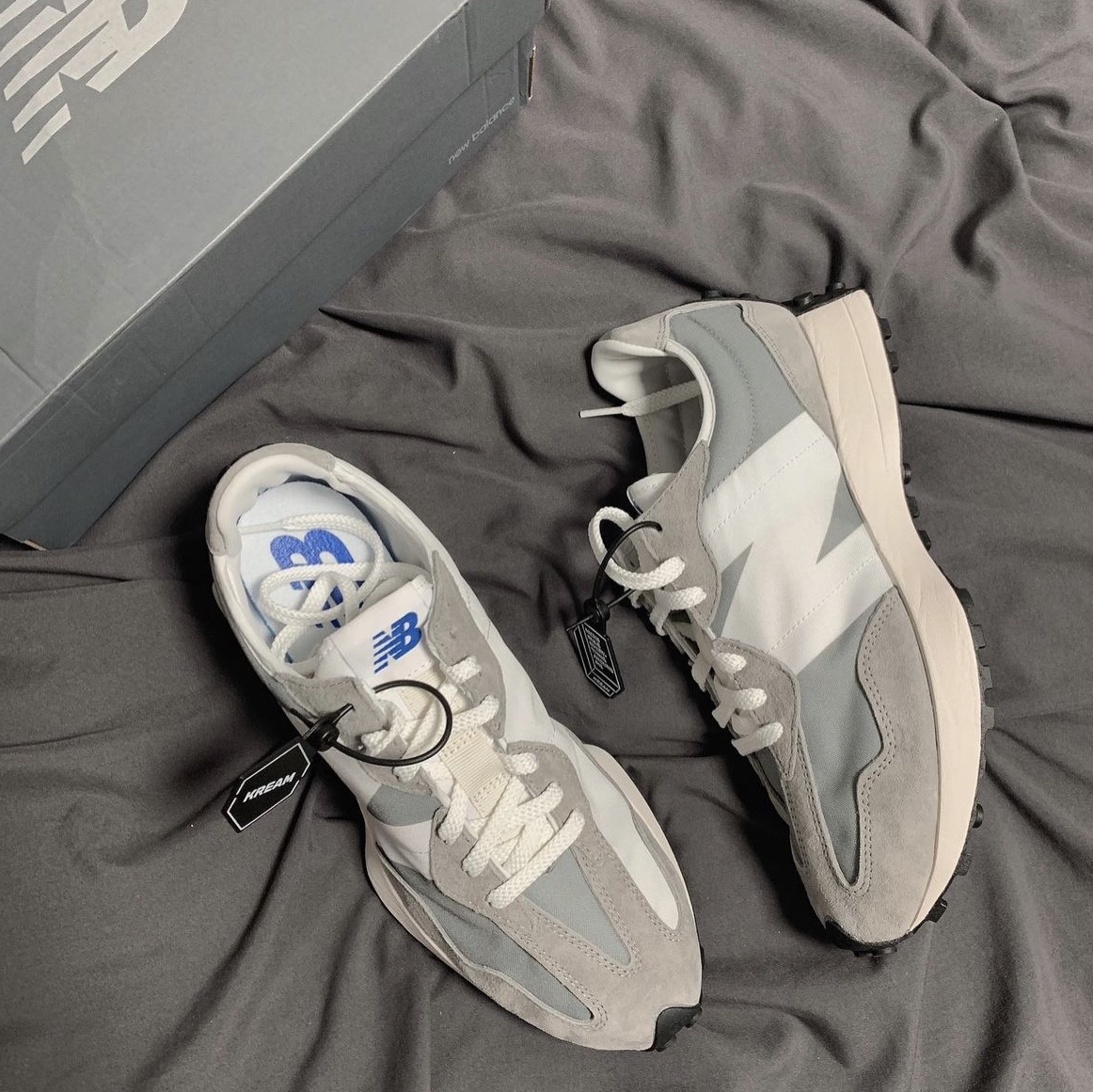 New Balance 327 Grey 착용 스타일