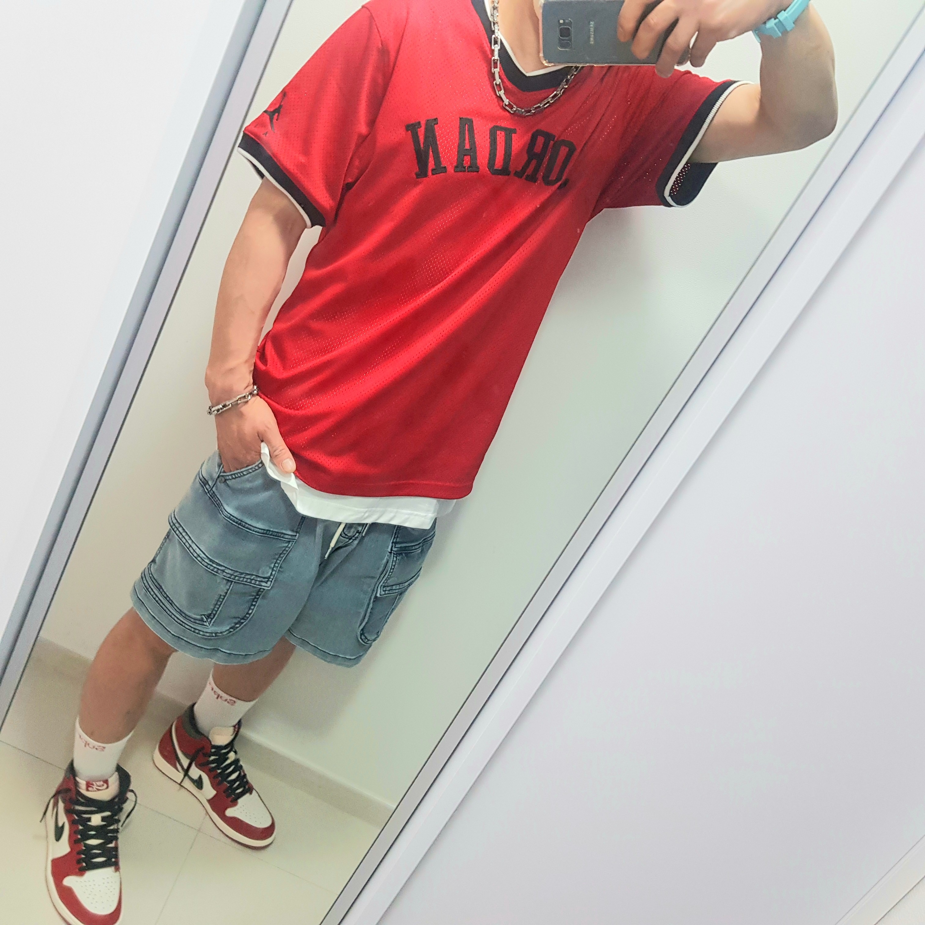 Jordan 1 Retro High OG Chicago 2022, Louis Vuitton Monogram Chain Necklace Silver 착용 스타일 - 2