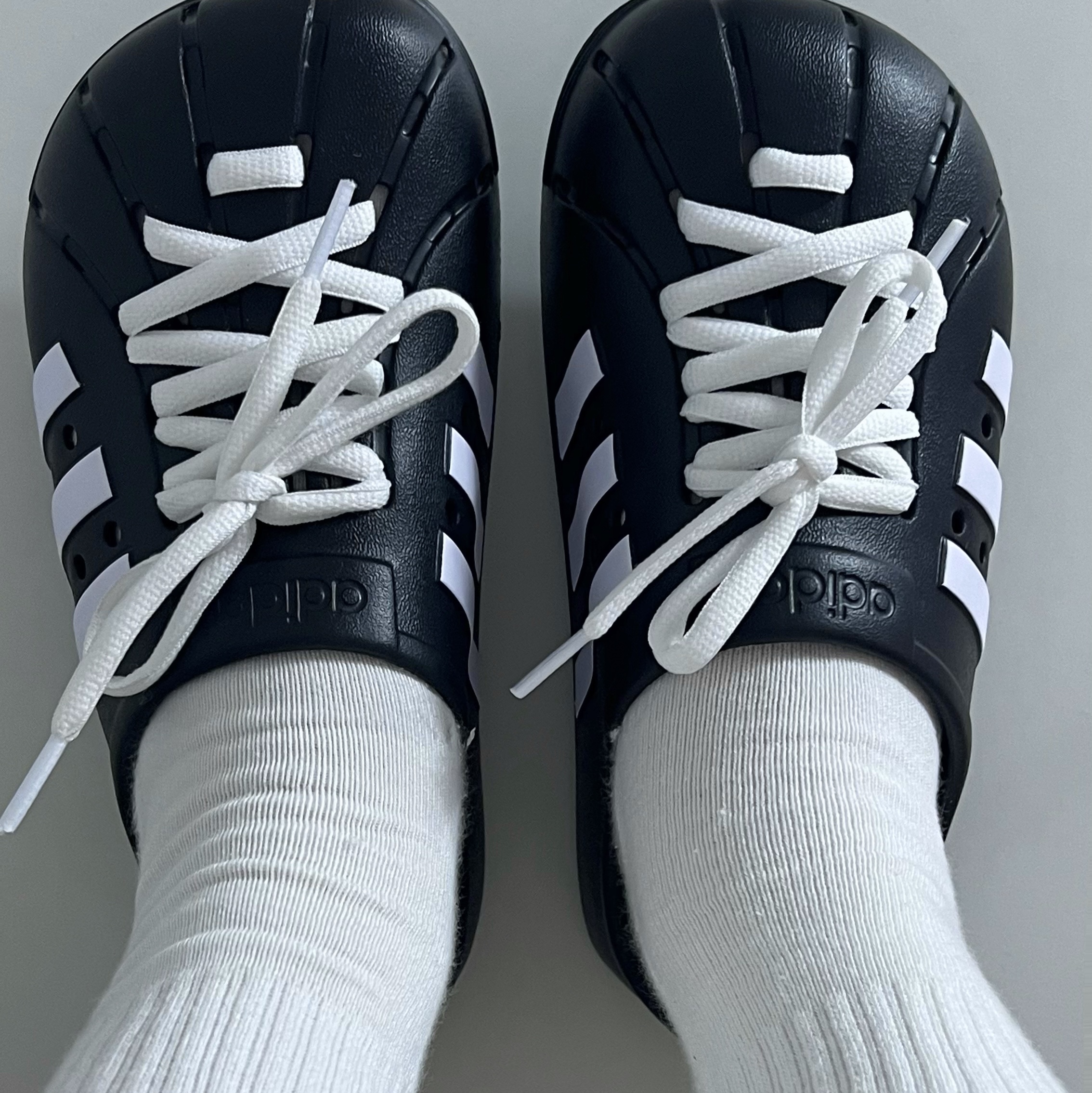Adidas Adilette Clog Black White 착용 스타일