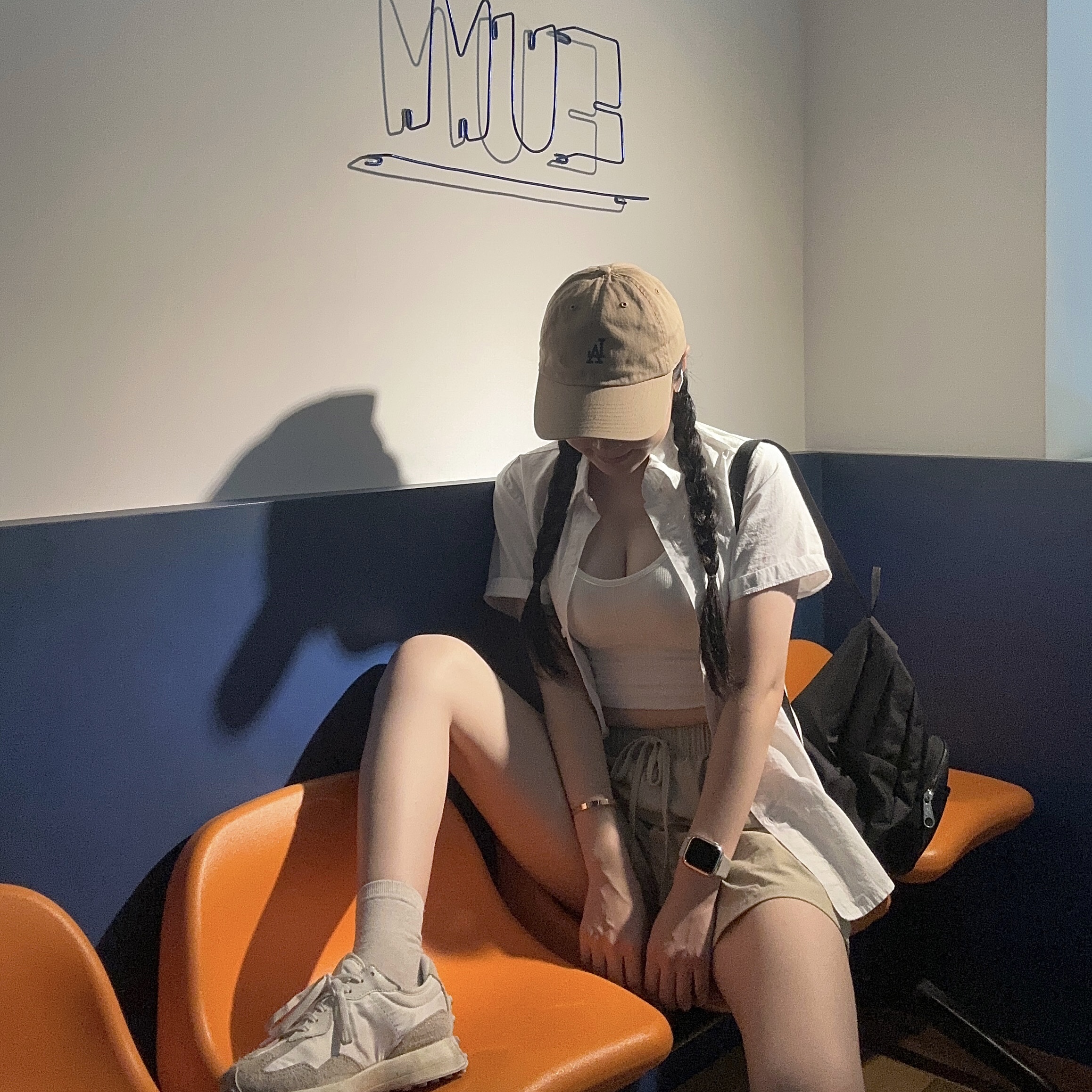 (W) New Balance 327 White Moonbeam, Jansport Half Pint Mini Backpack Black 착용 스타일 - 2