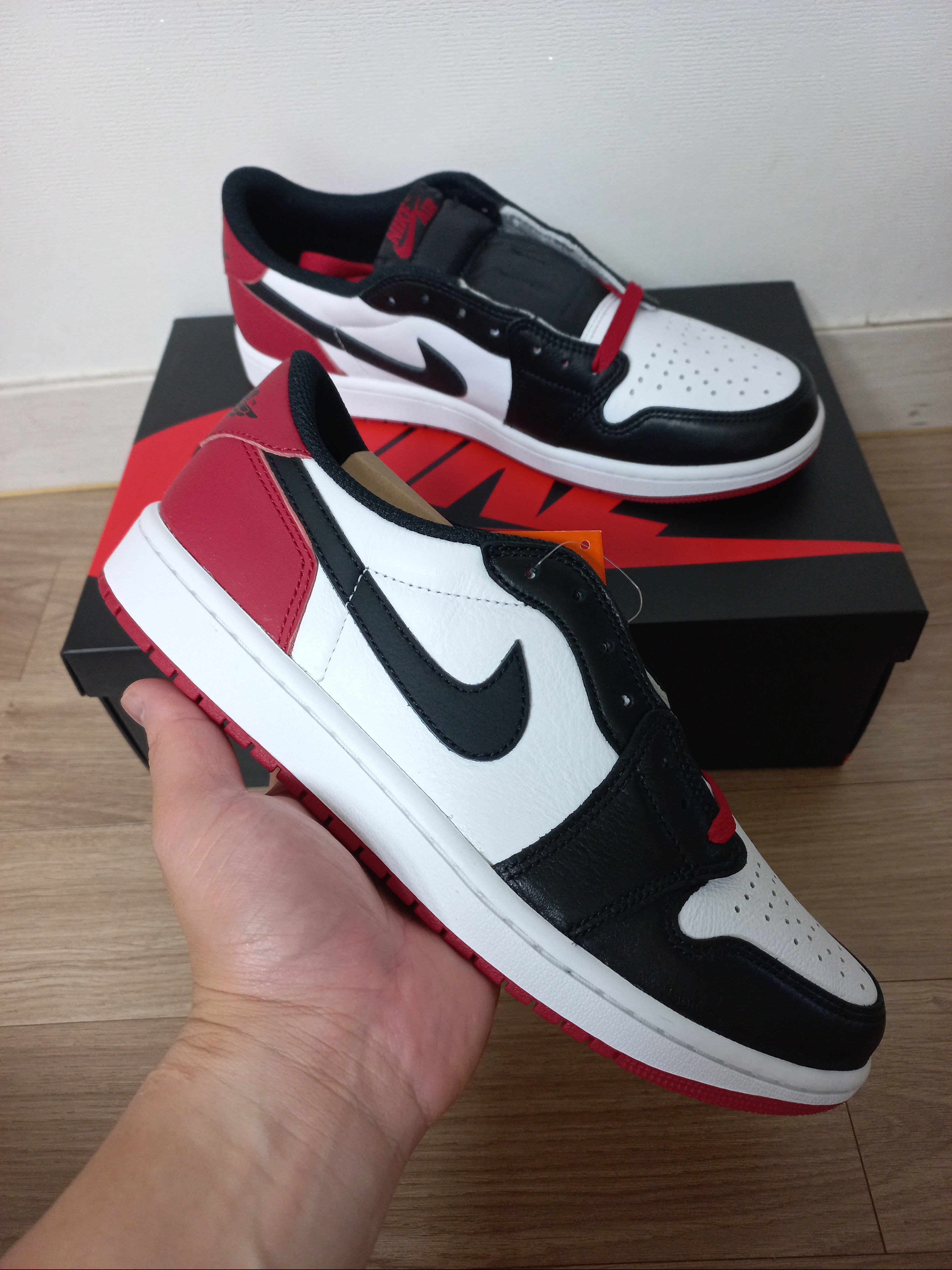 Jordan 1 Retro Low OG Black Toe, (GS) Jordan 1 Retro Low OG Black Toe 착용 스타일 - 1