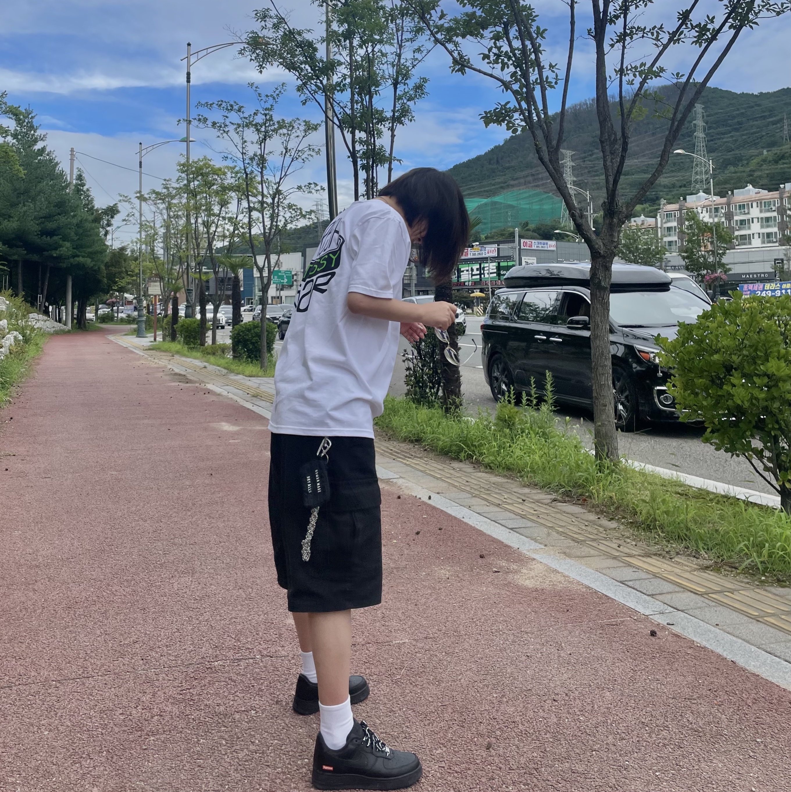 Nike x Supreme Air Force 1 Low Black, Stussy Fresh Gear T-Shirt White 착용 스타일