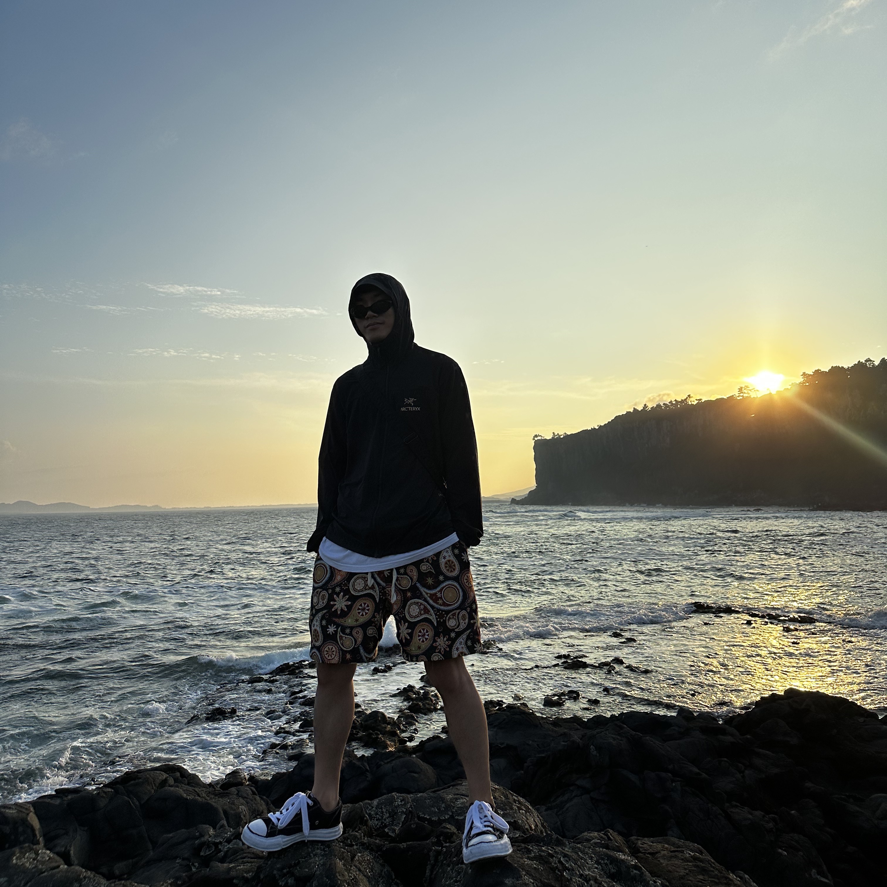 Arc'teryx Squamish Hoody Black, Maison Mihara Yasuhiro Peterson OG Sole Canvas Low Sneakers Black 착용 스타일