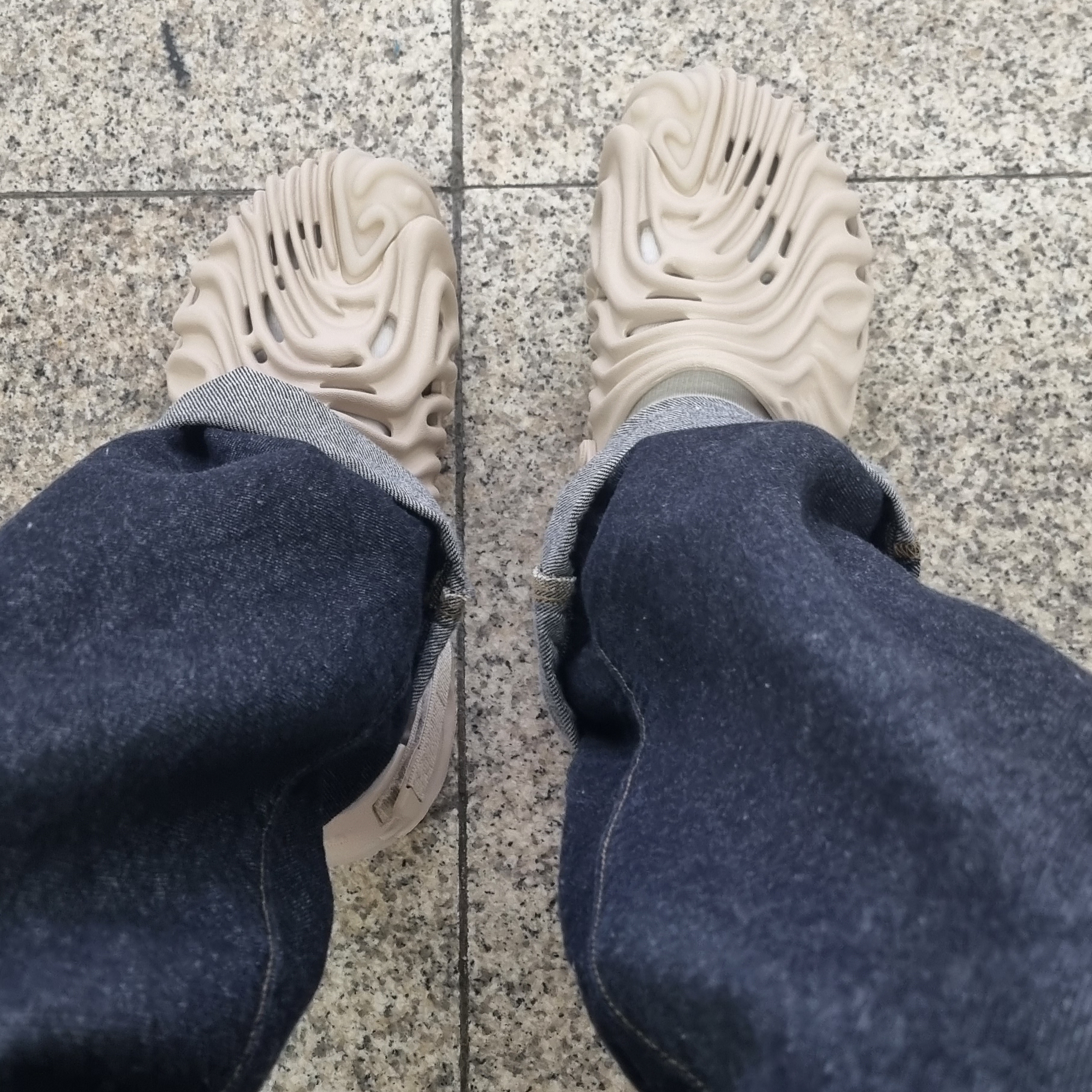 Crocs x Salehe Bembury Pollex Clog Horchata 착용 스타일