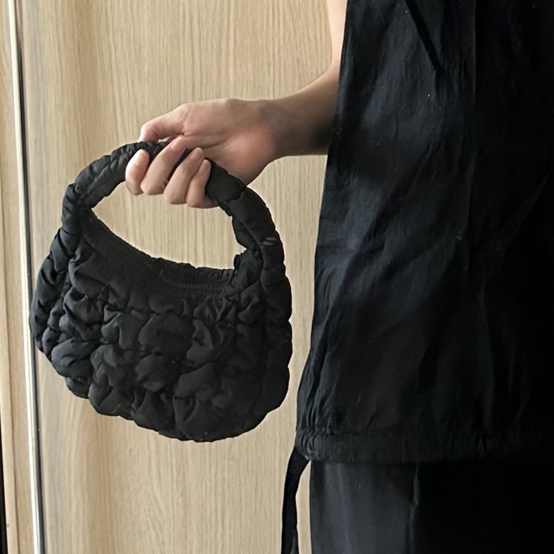 COS Quilted Micro Bag Black 착용 스타일