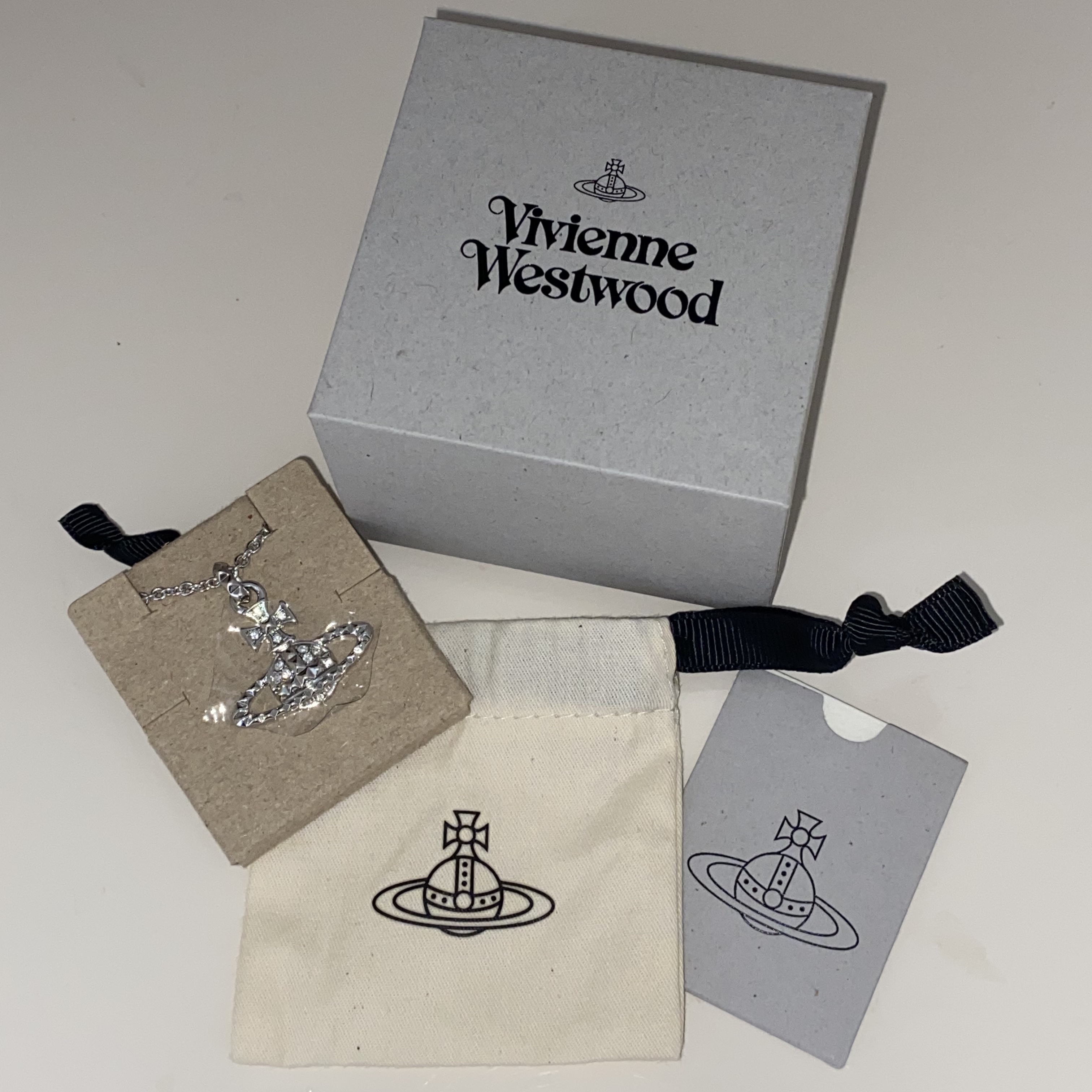 Vivienne Westwood Mayfair Bas Relief Pendant Silver 착용 스타일 - 1
