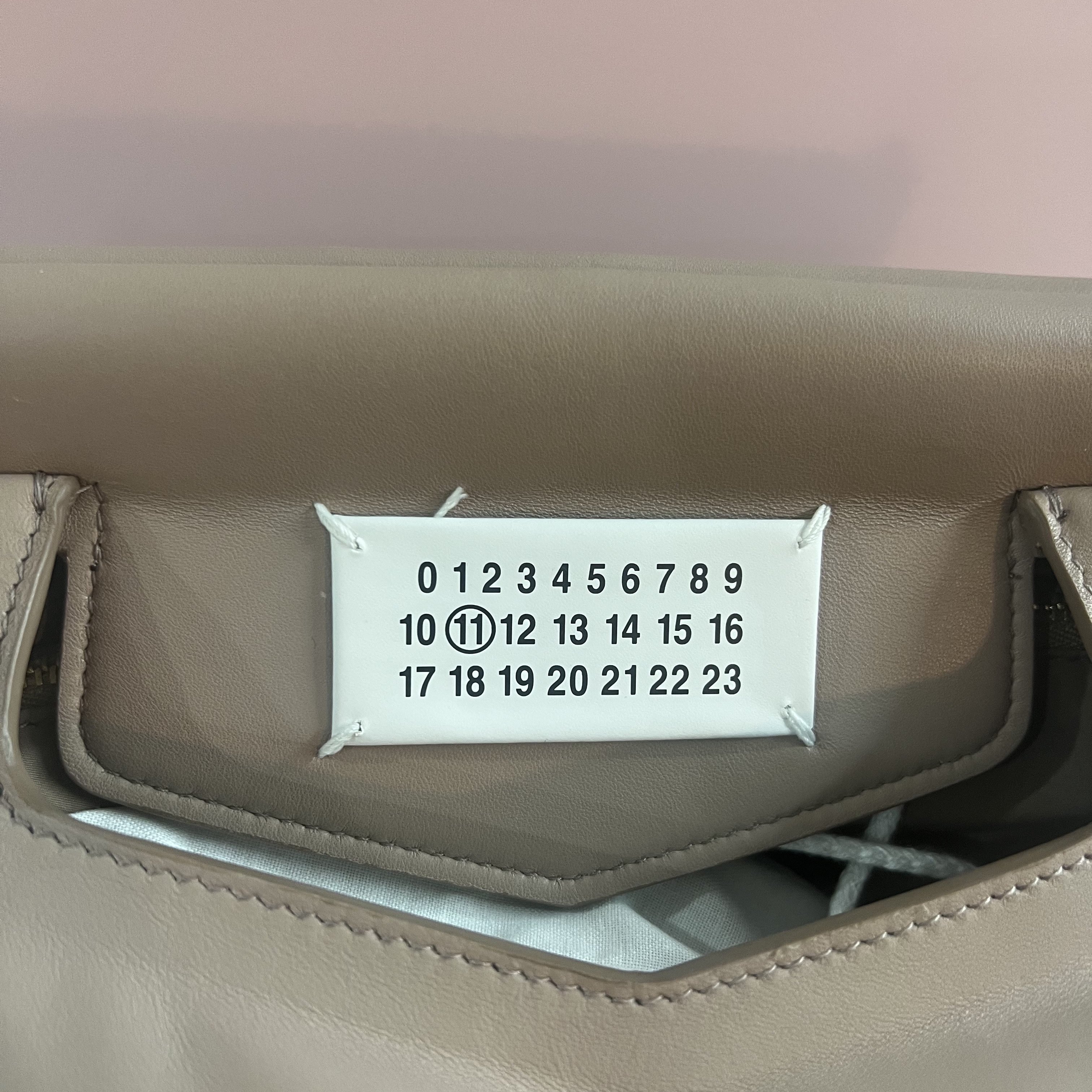 Maison Margiela Glam Slam Classique Medium Bag Gray 착용 스타일