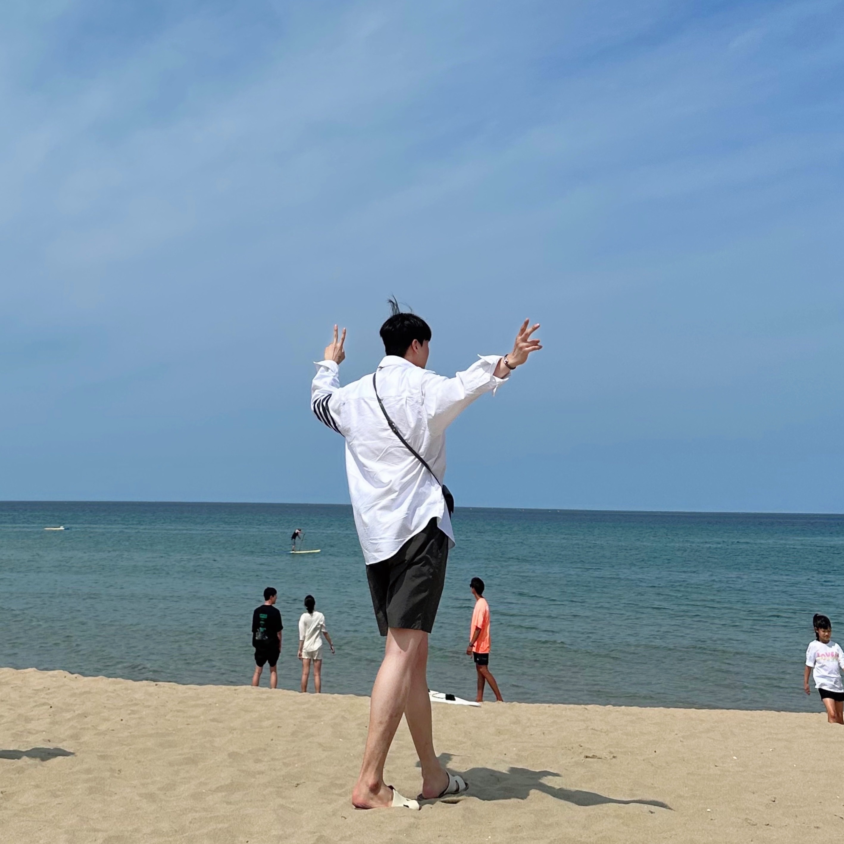 Thom Browne Strap Phone Holder Dark Grey, Thom Browne Oxford 4-Bar Oversized Button Down Shirt White Dark Grey 착용 스타일 - 2