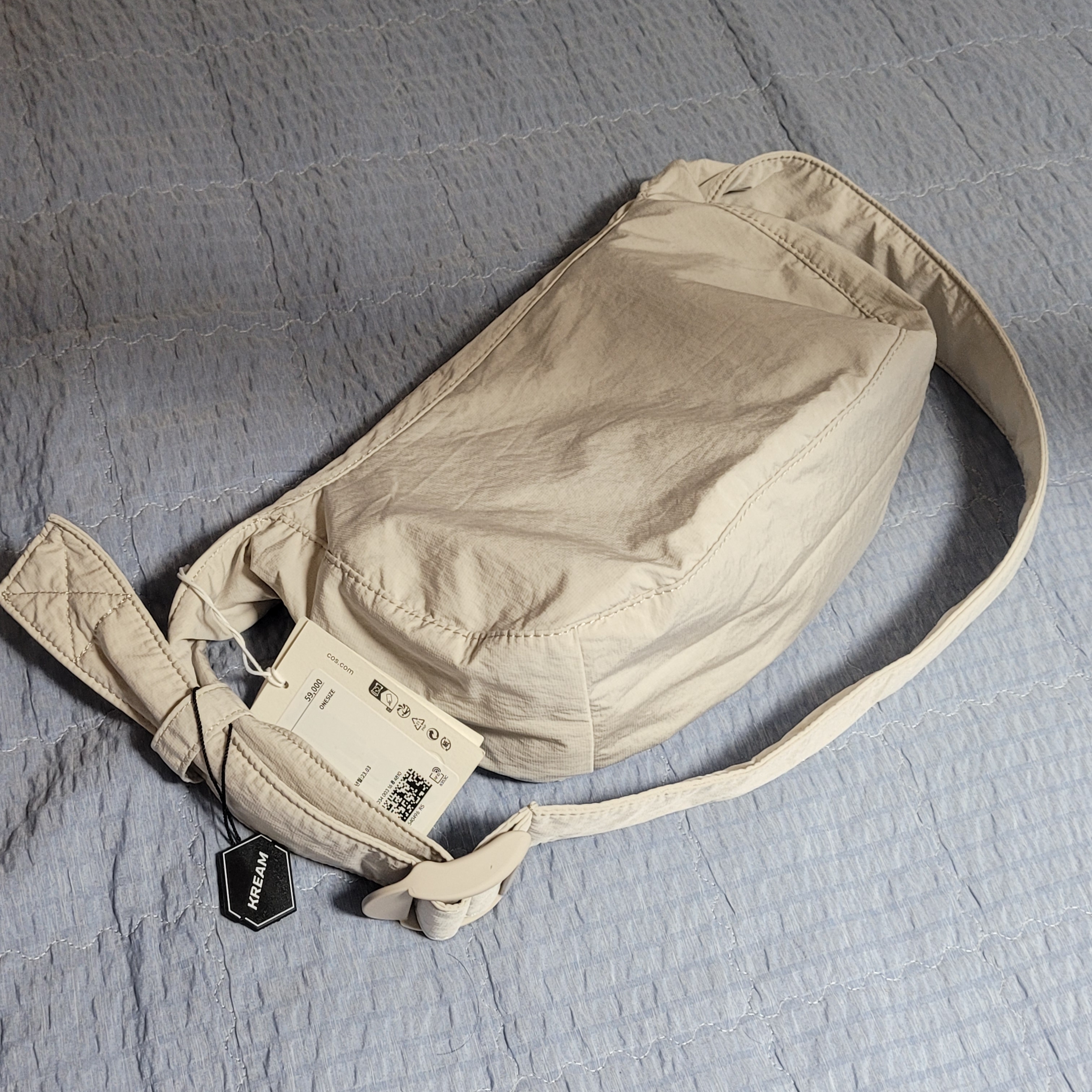 COS Nylon Crossbody Saddle Bag Light Grey Stone 착용 스타일