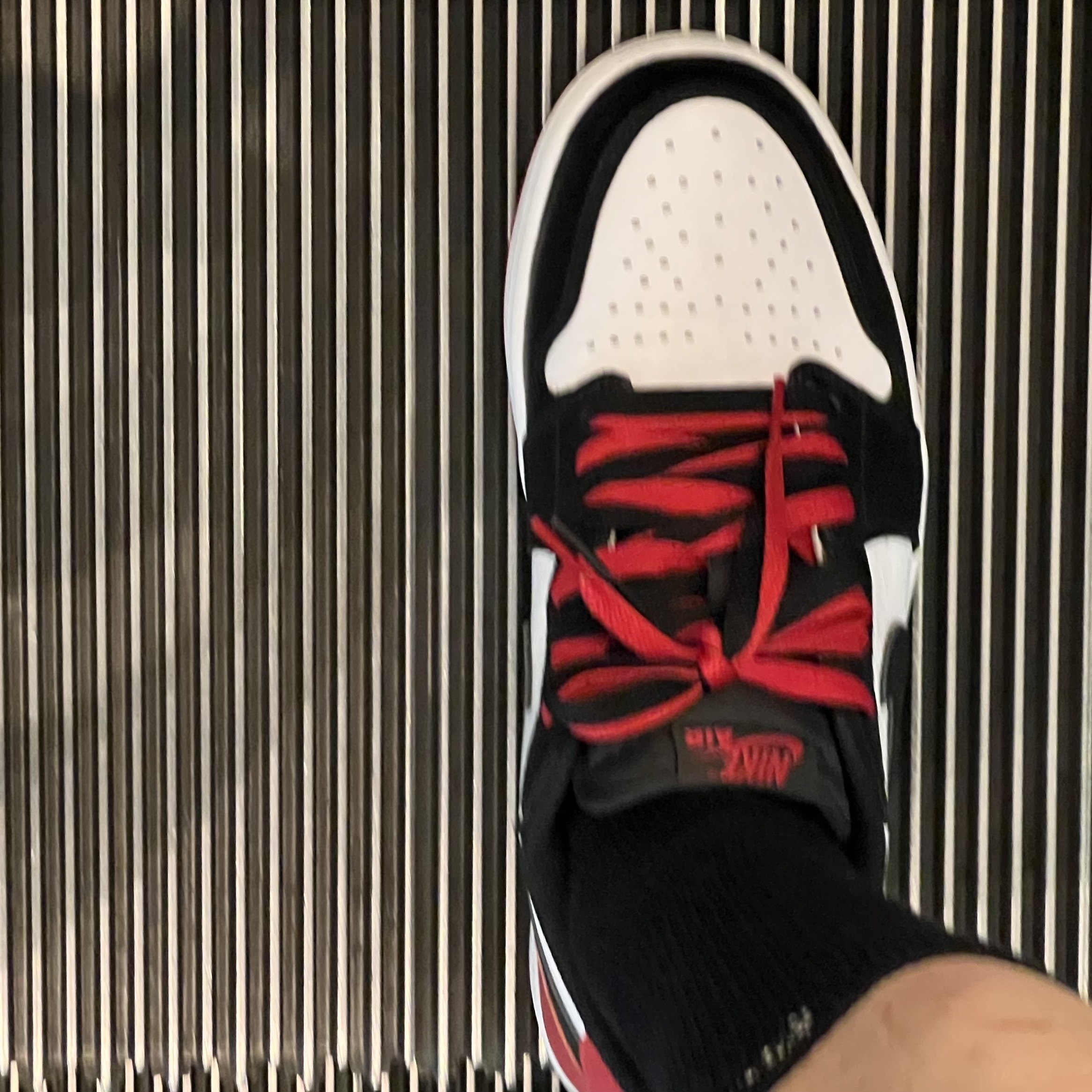 Jordan 1 Retro Low OG Black Toe 착용 스타일 - 3