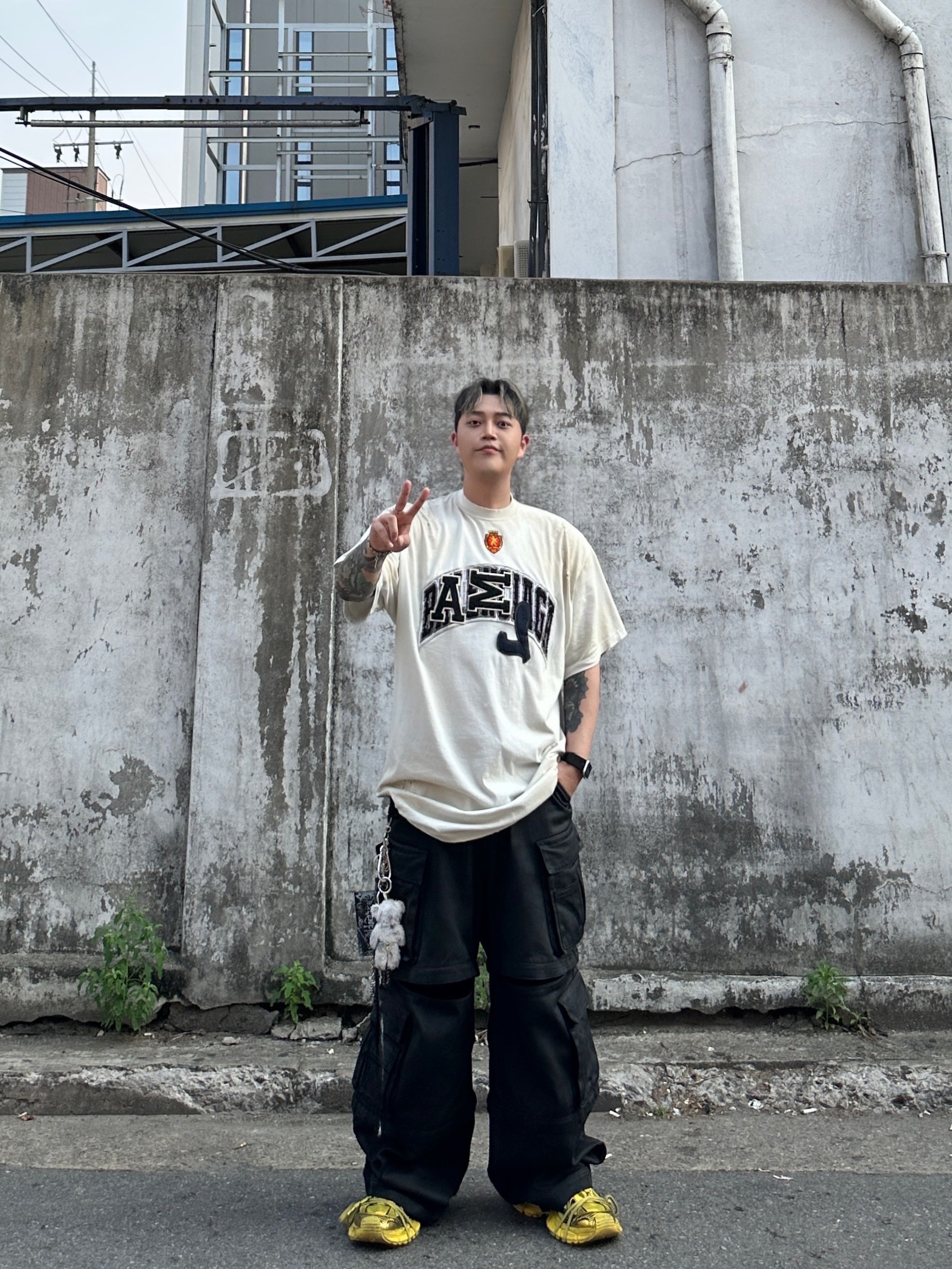 Project G/R Oversized Convertible Cargo Pants Coated Black, Balenciaga Skater T-Shirt Oversized White 착용 스타일 - 2