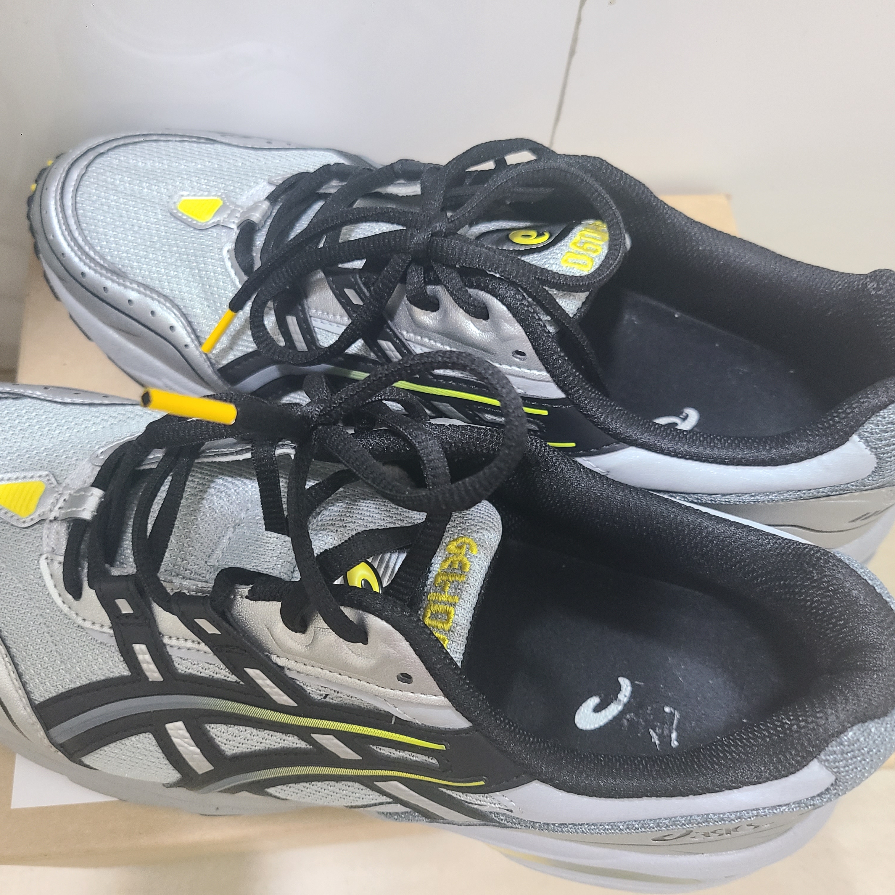 Asics Gel-1090 Mid Grey Black 착용 스타일