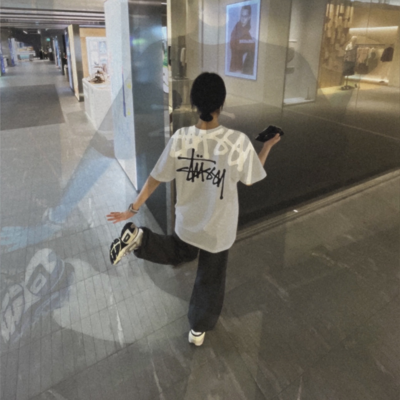 Stussy Basic Stussy T-Shirt White 2023, Nike V2K Run Summit White Metallic Silver 착용 스타일 - 2
