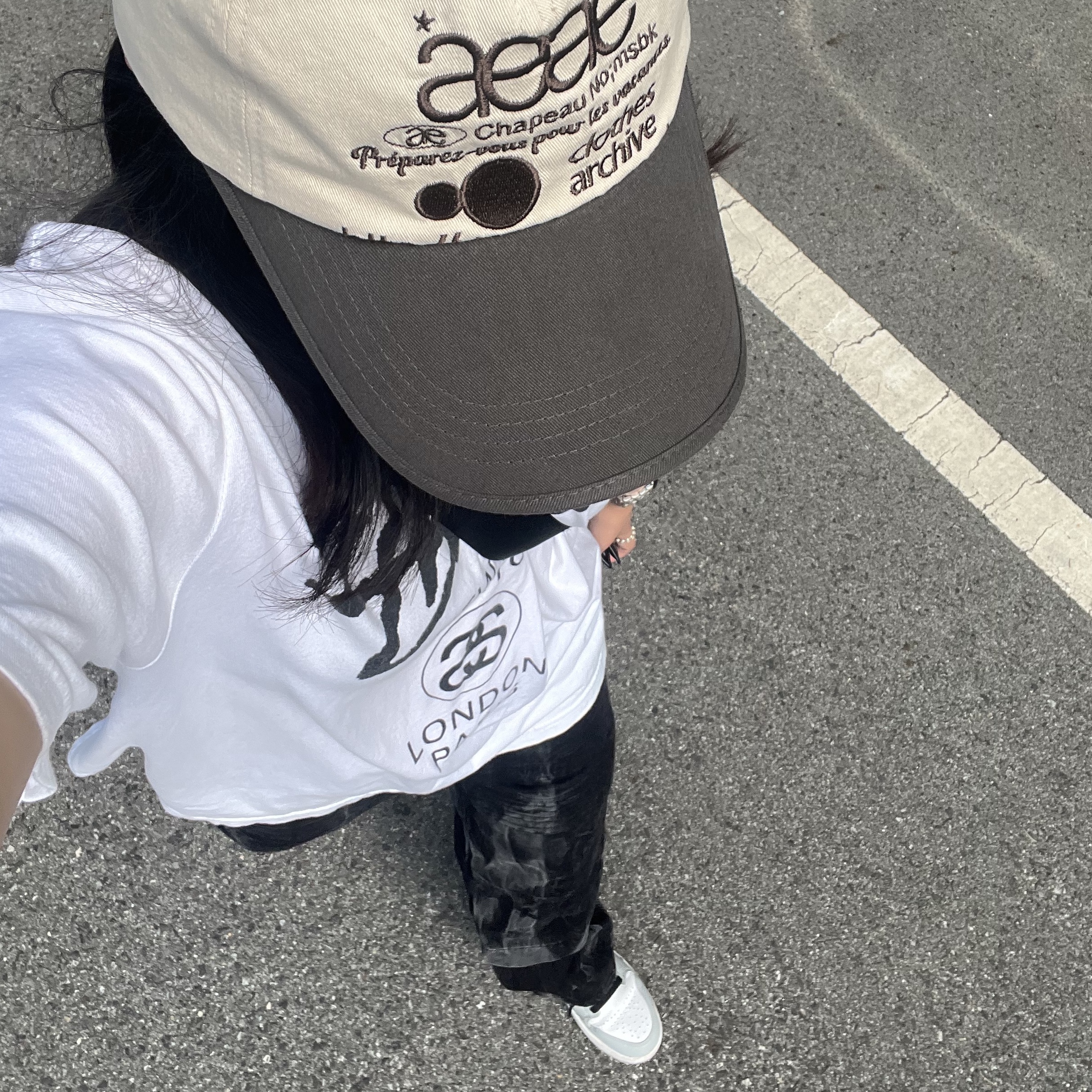 Stussy World Tour T-Shirt White, Aeae Web Logo 5-Pannel Charcoal Mocha 착용 스타일