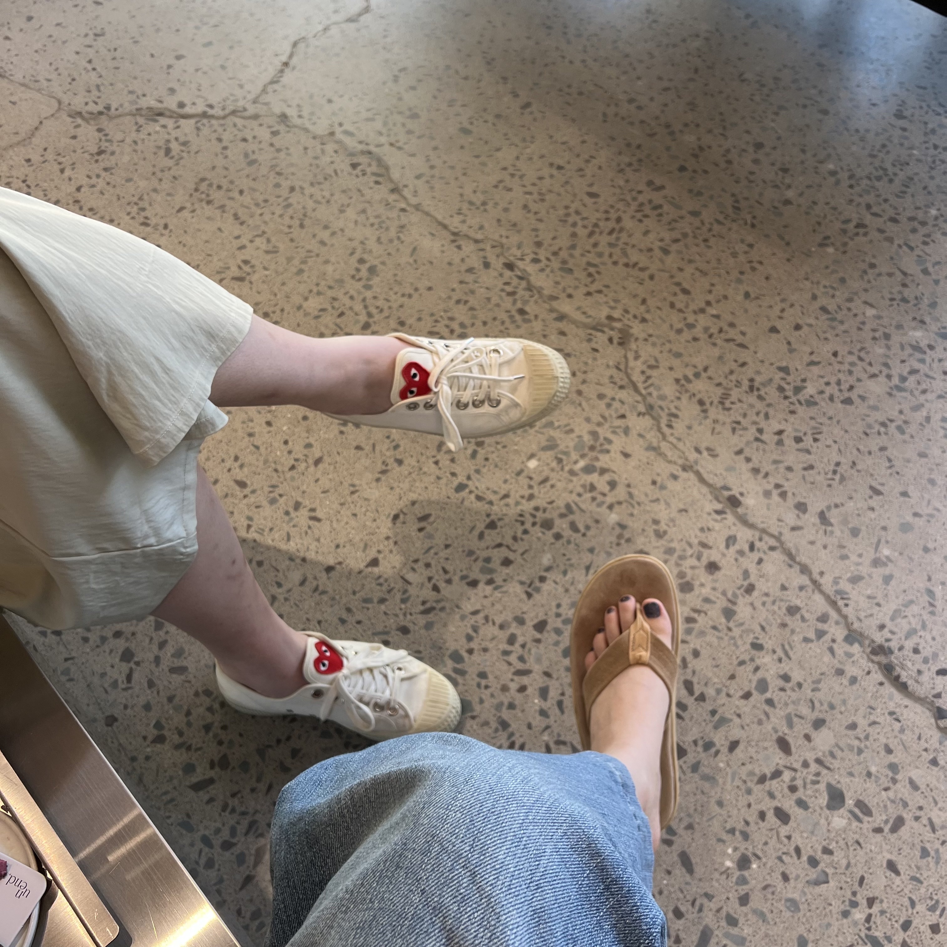 Island Slipper Classic Ultimate Suede Taupe Tan 착용 스타일