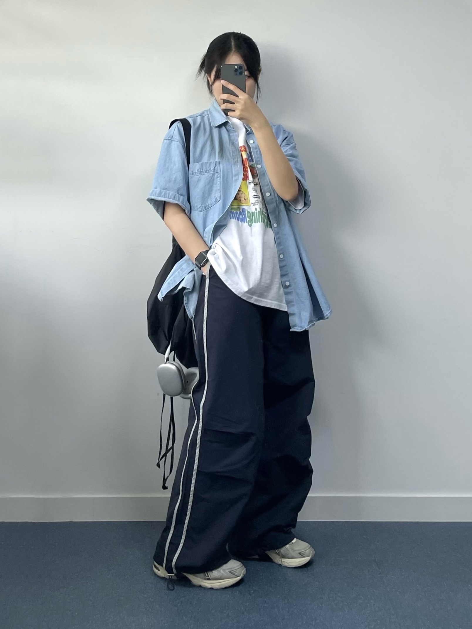 Asics x I4P Gel-1130 Glacier Grey Mink, Apple AirPods Max Lightning Silver (Korean Ver.) 착용 스타일 - 1