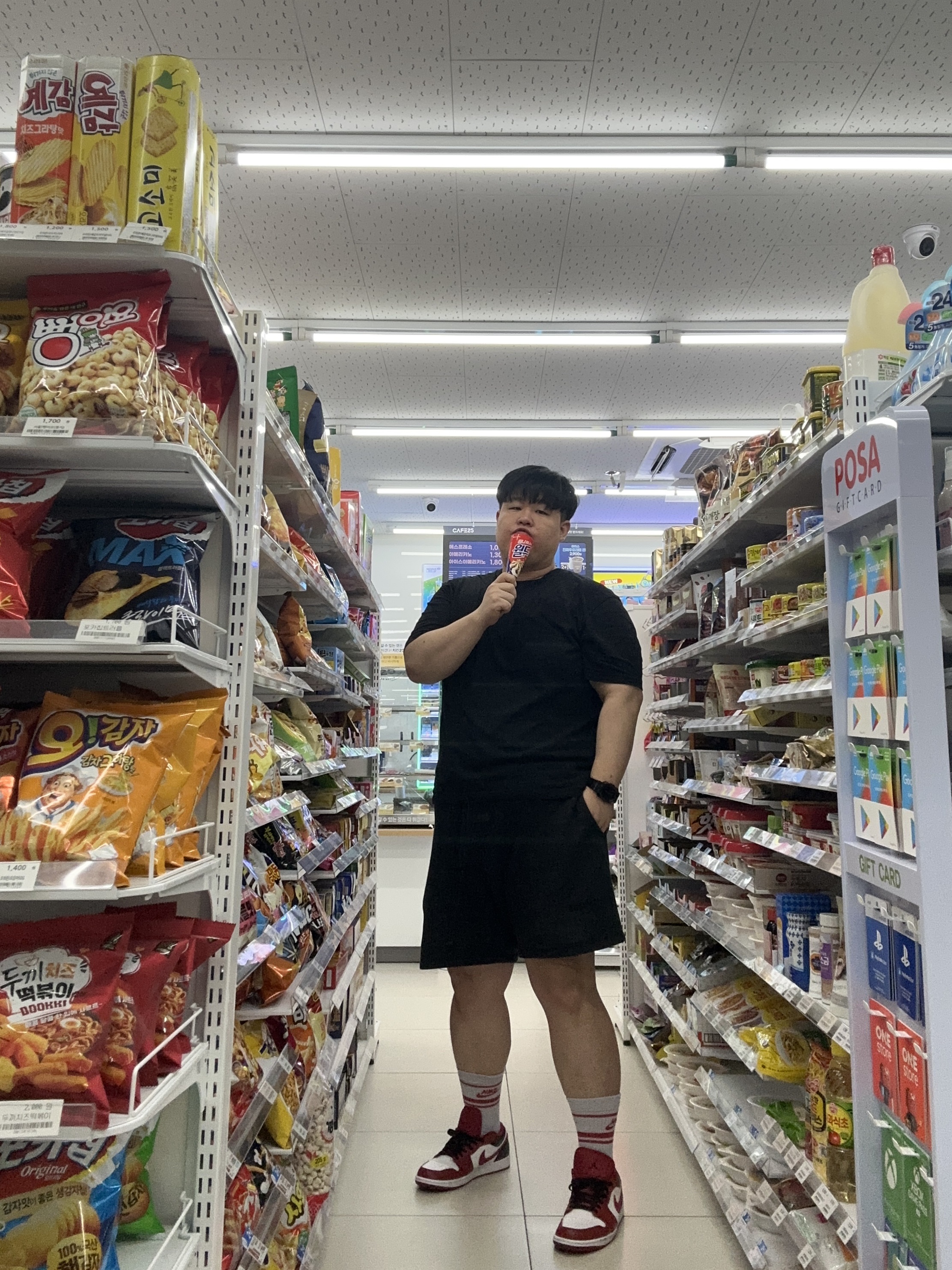 Jordan 1 Low White Gym Red Black, Essentials The Core Collection Sweatshorts Stretch Limo 착용 스타일