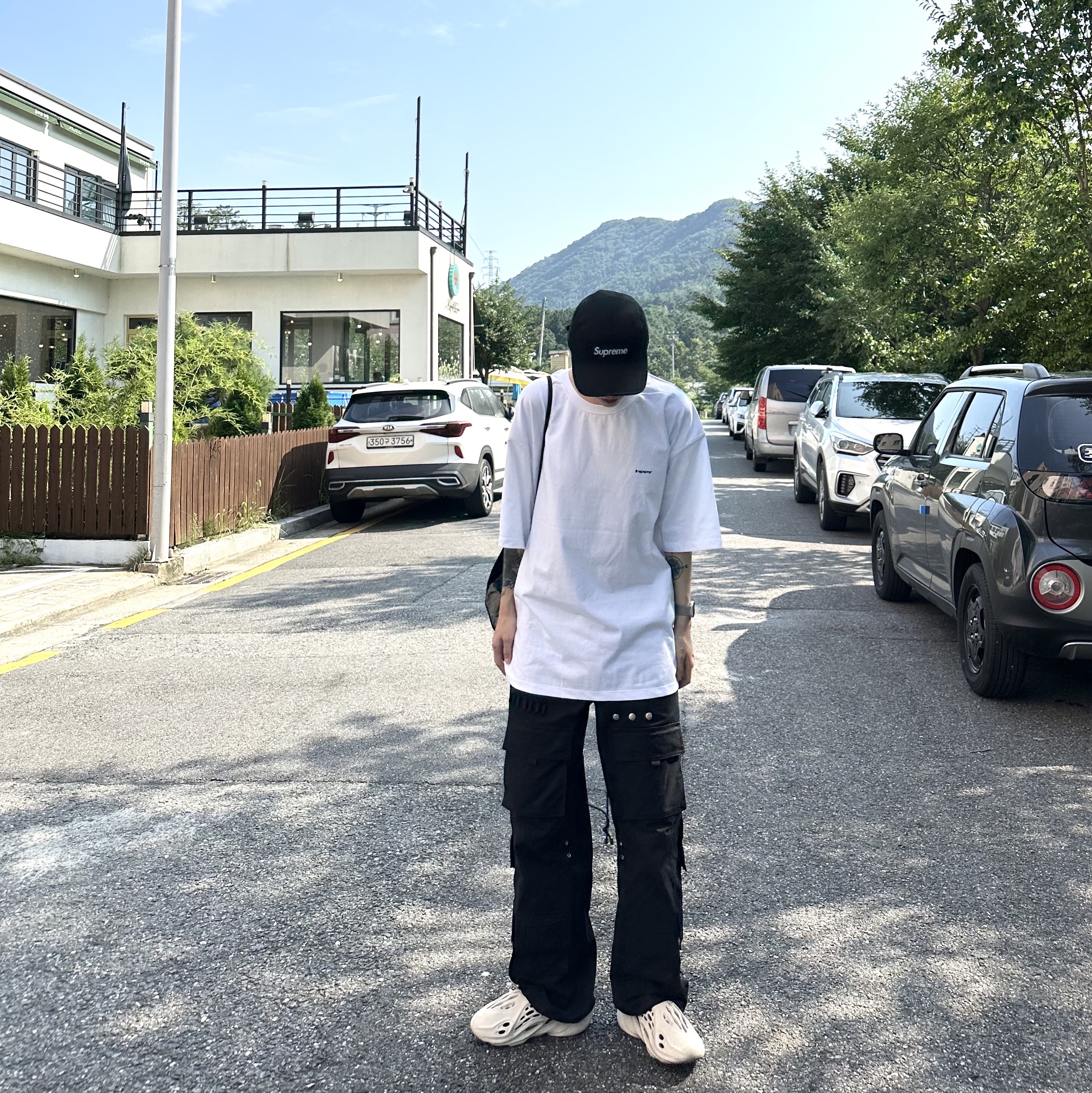Adidas Yeezy Foam RNNR Sand, Supreme Washed Chino Twill Camp Cap Black 착용 스타일 - 3