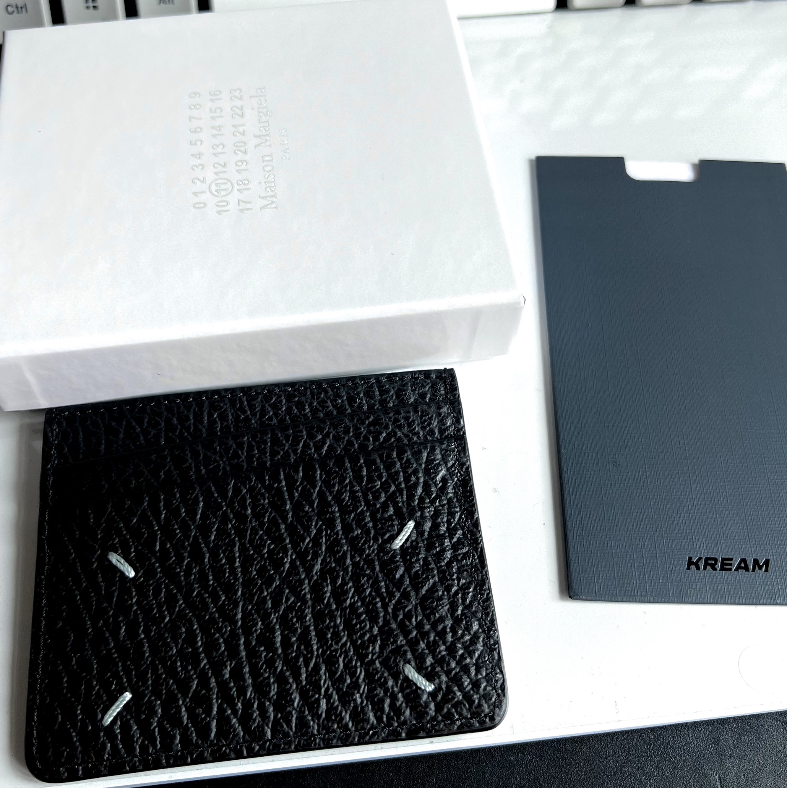 Maison Margiela Stitch Card Holder Black 착용 스타일