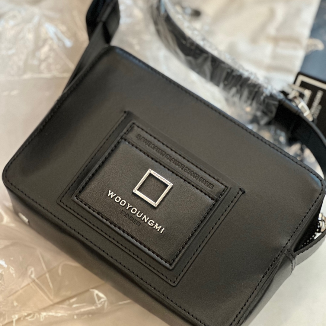 Wooyoungmi Square Mini Bag Black 착용 스타일 - 2
