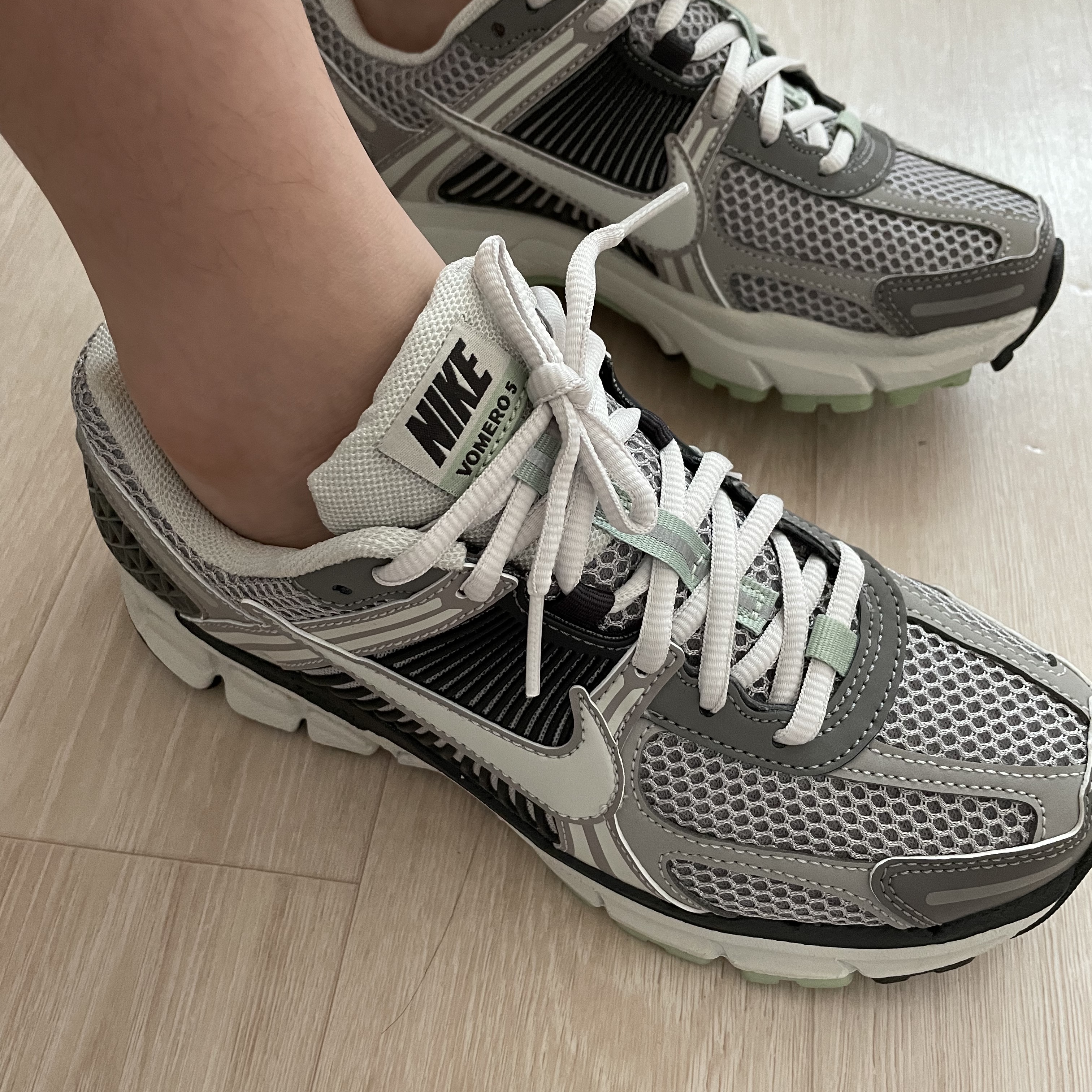 (W) Nike Zoom Vomero 5 Cobblestone and Flat Pewter 착용 스타일