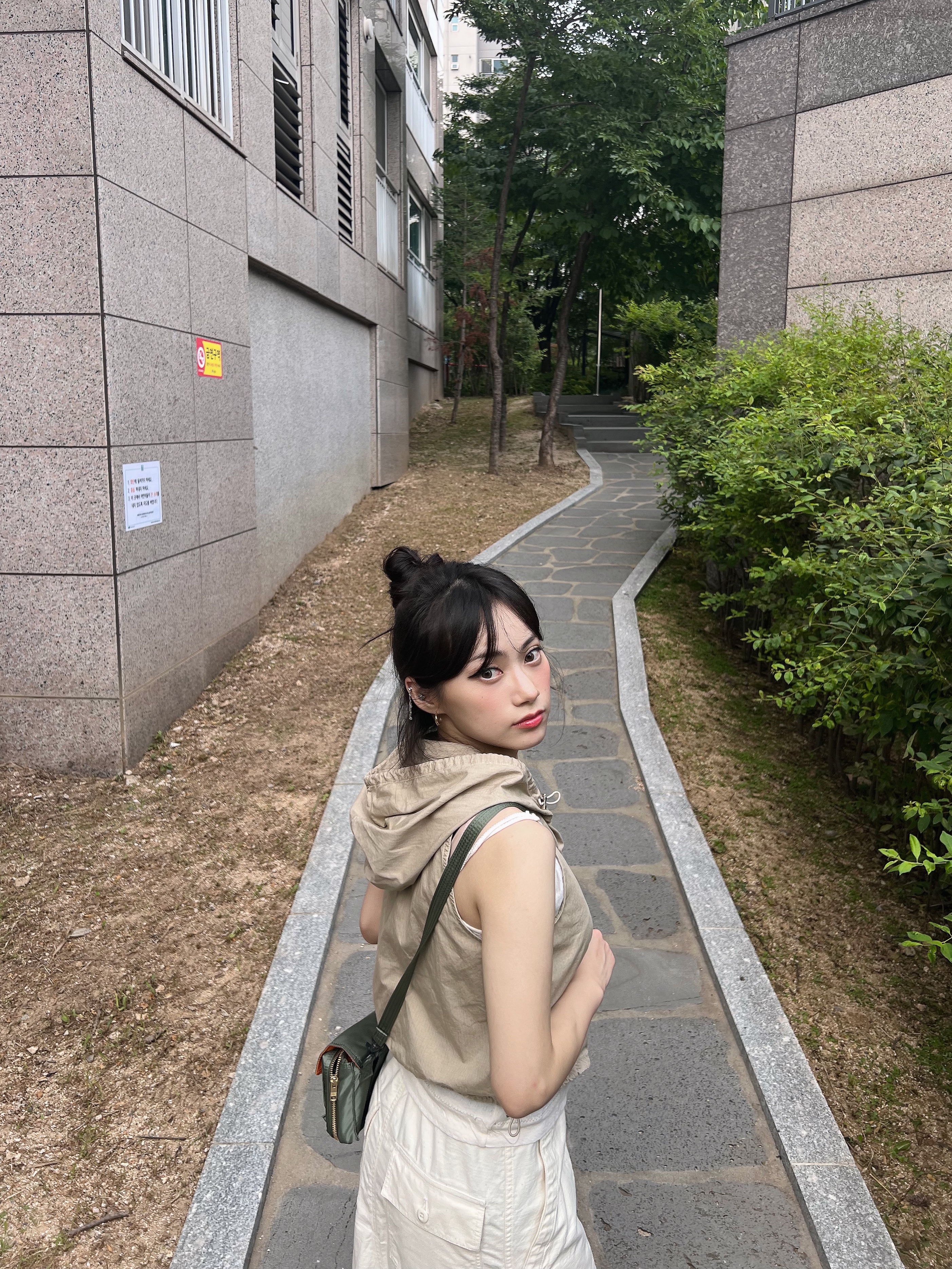Porter Tanker Shoulder Bag Sage Green, (W) Keen Jasper Suede Sneakers Silver Mink 착용 스타일 - 1