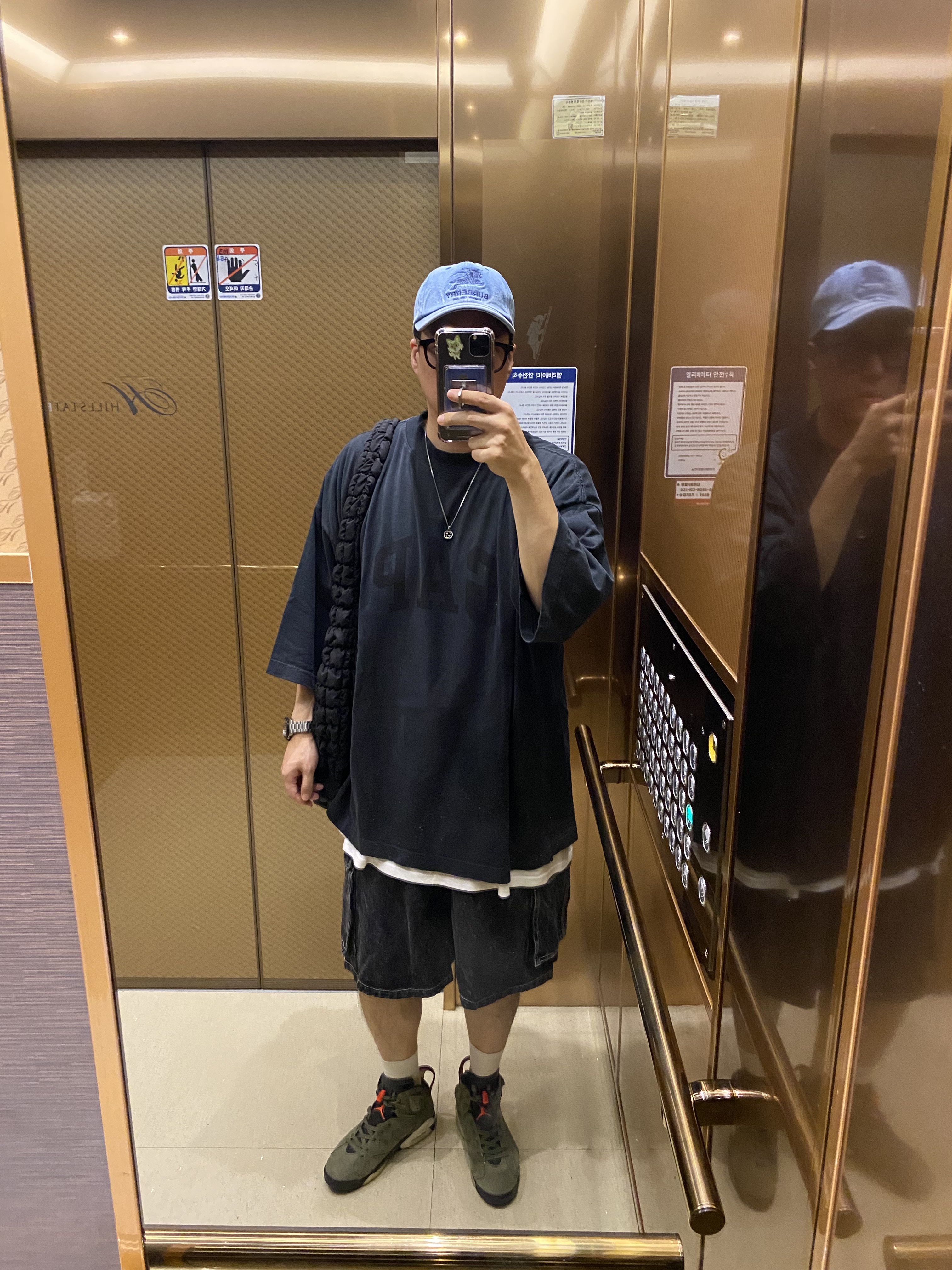 Yeezy Gap Engineered By Balenciaga Dove 3/4 Sleeve T-Shirt Washed Black, Jordan 6 x Travis Scott Retro Olive 착용 스타일 - 1