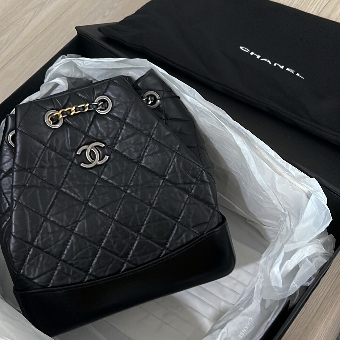 Chanel Small Gabrielle Backpack Aged Calfskin & Gold Silver Black 착용 스타일