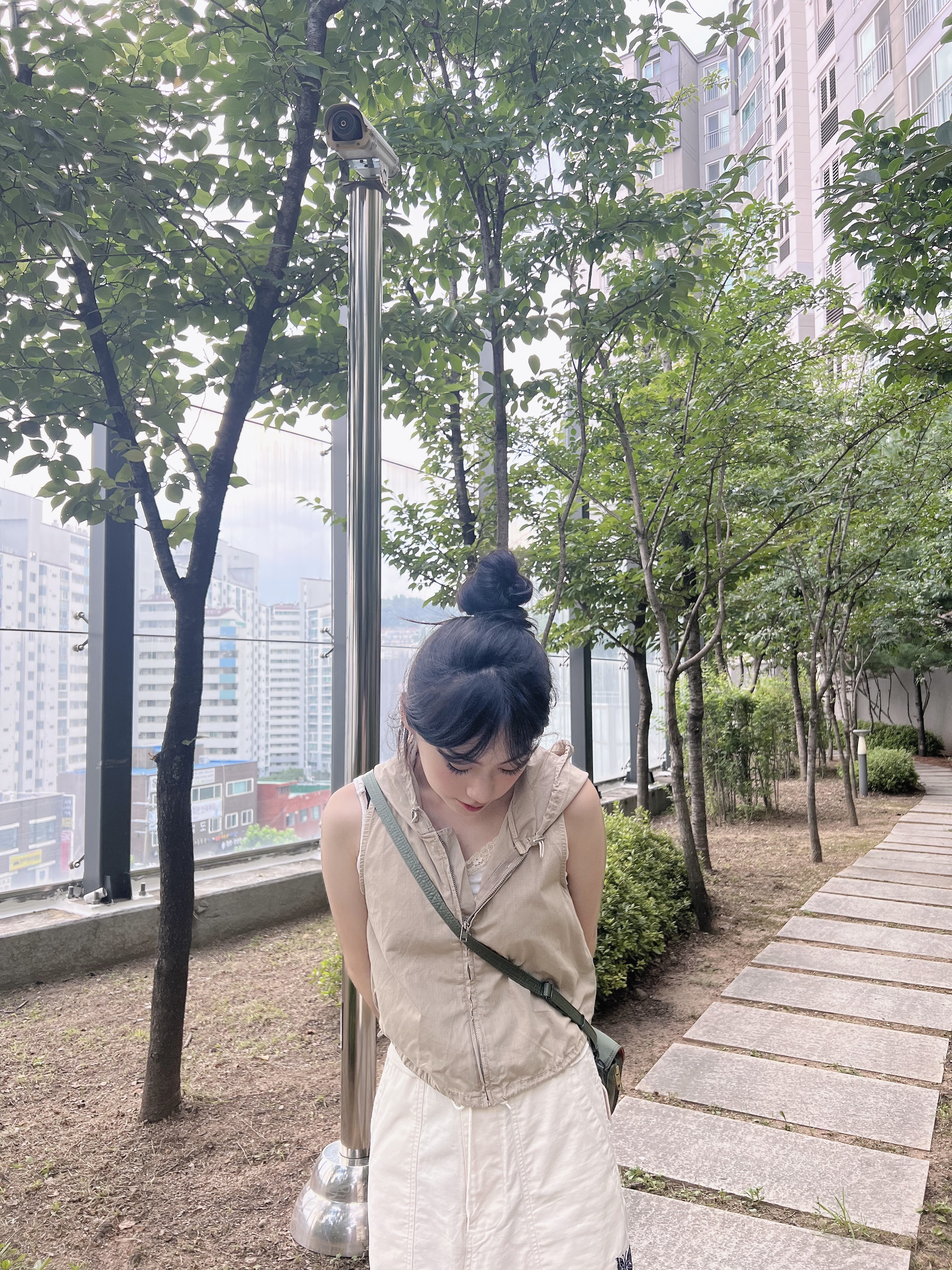 Porter Tanker Shoulder Bag Sage Green, (W) Keen Jasper Suede Sneakers Silver Mink 착용 스타일 - 2