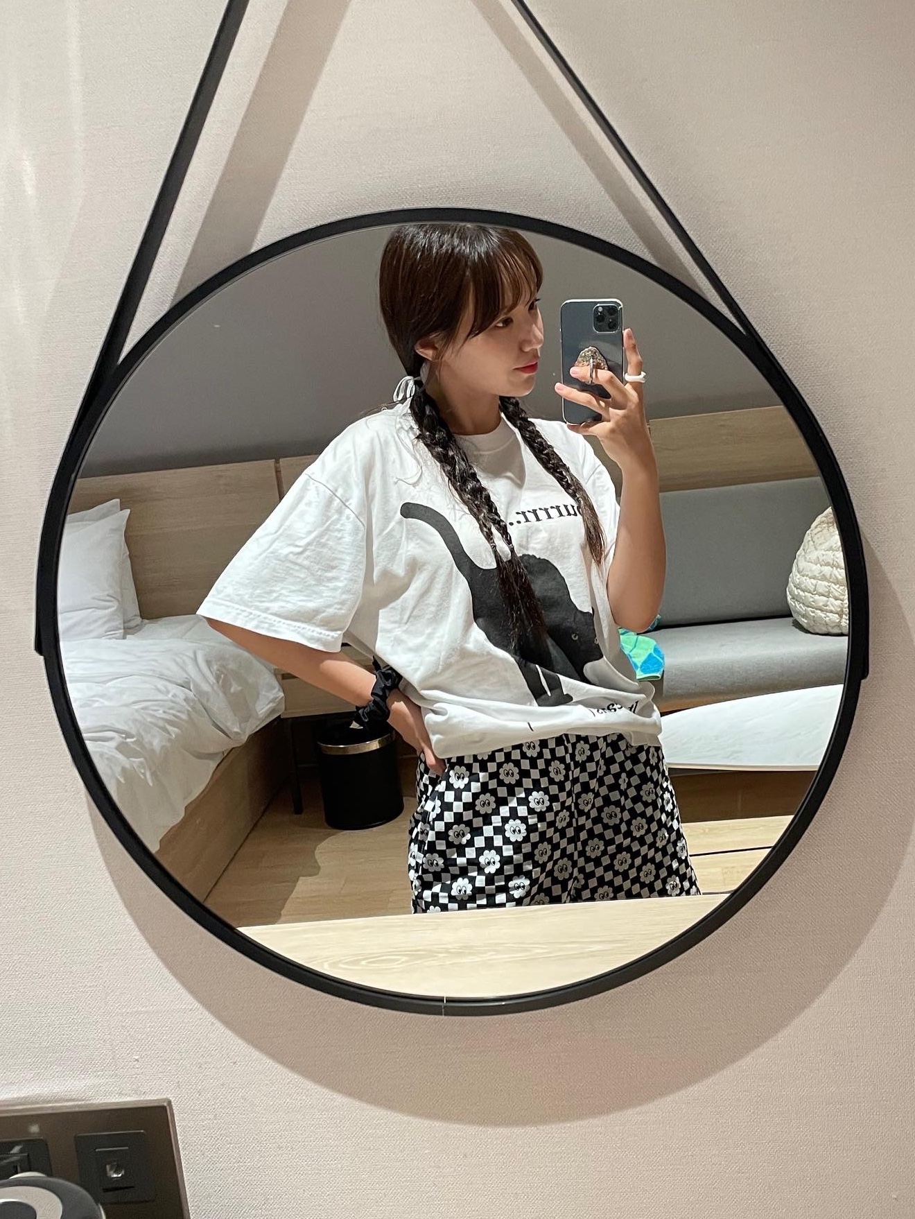 COS Quilted Oversized Shoulder Bag Off White Light Beige 착용 스타일 - 4
