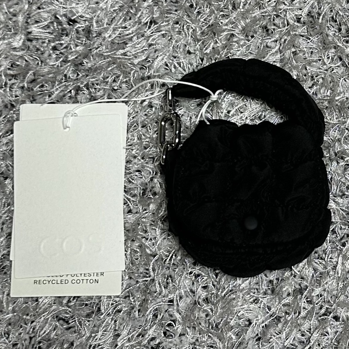 COS Quilted Nano Bag Black 착용 스타일