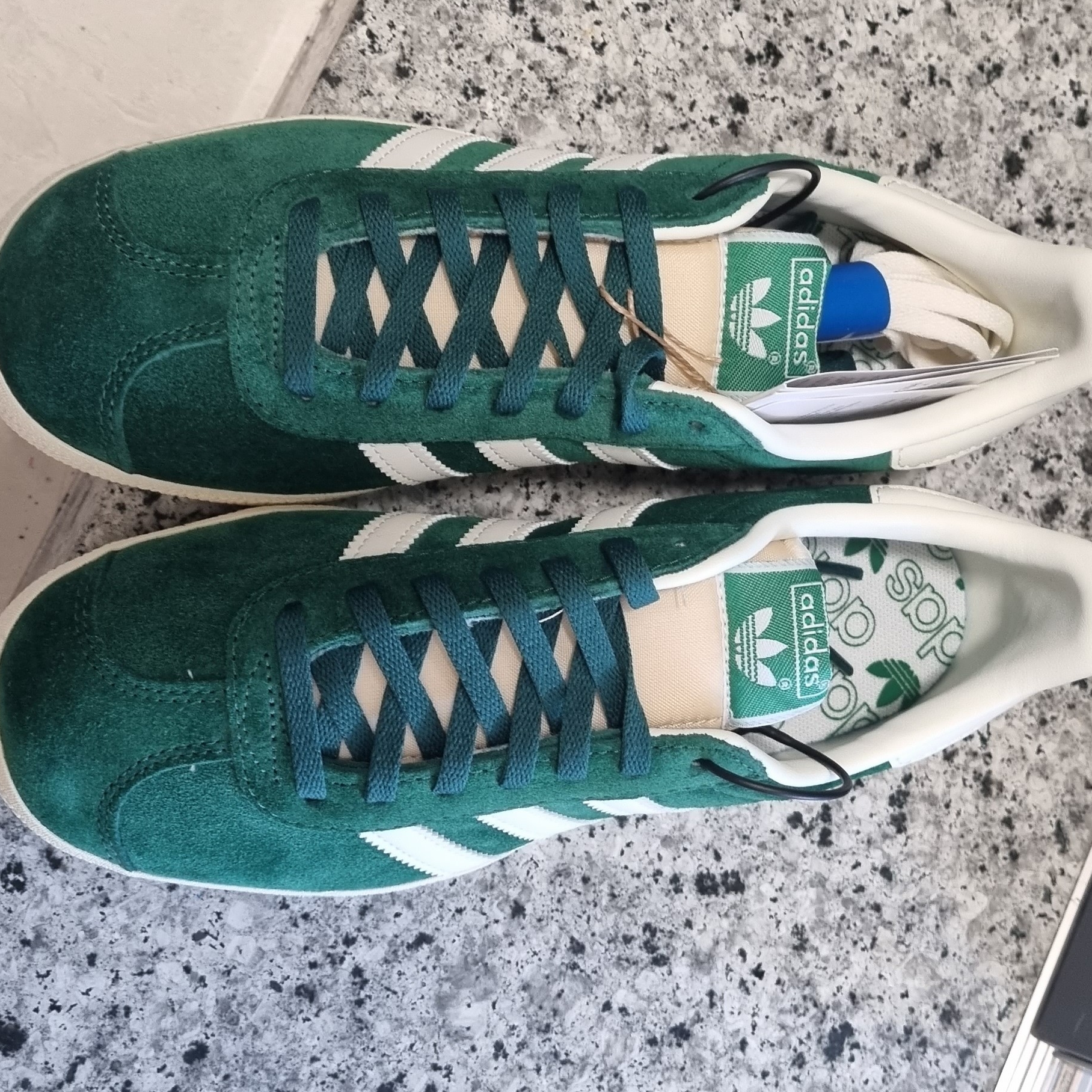 Adidas Gazelle Dark Green Cream White 착용 스타일 - 1