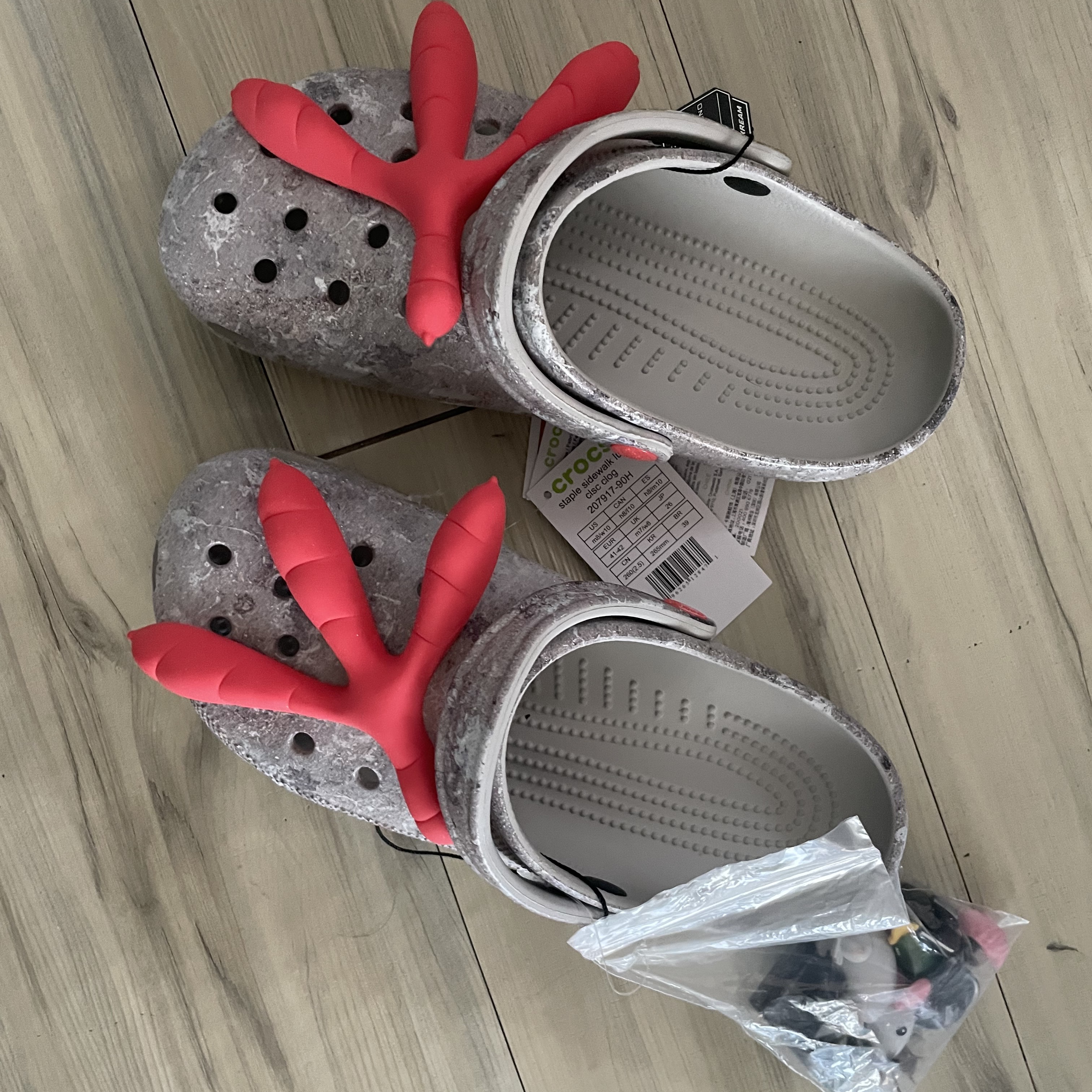 Crocs x Staple Classic Clog Grey Red 착용 스타일 - 1