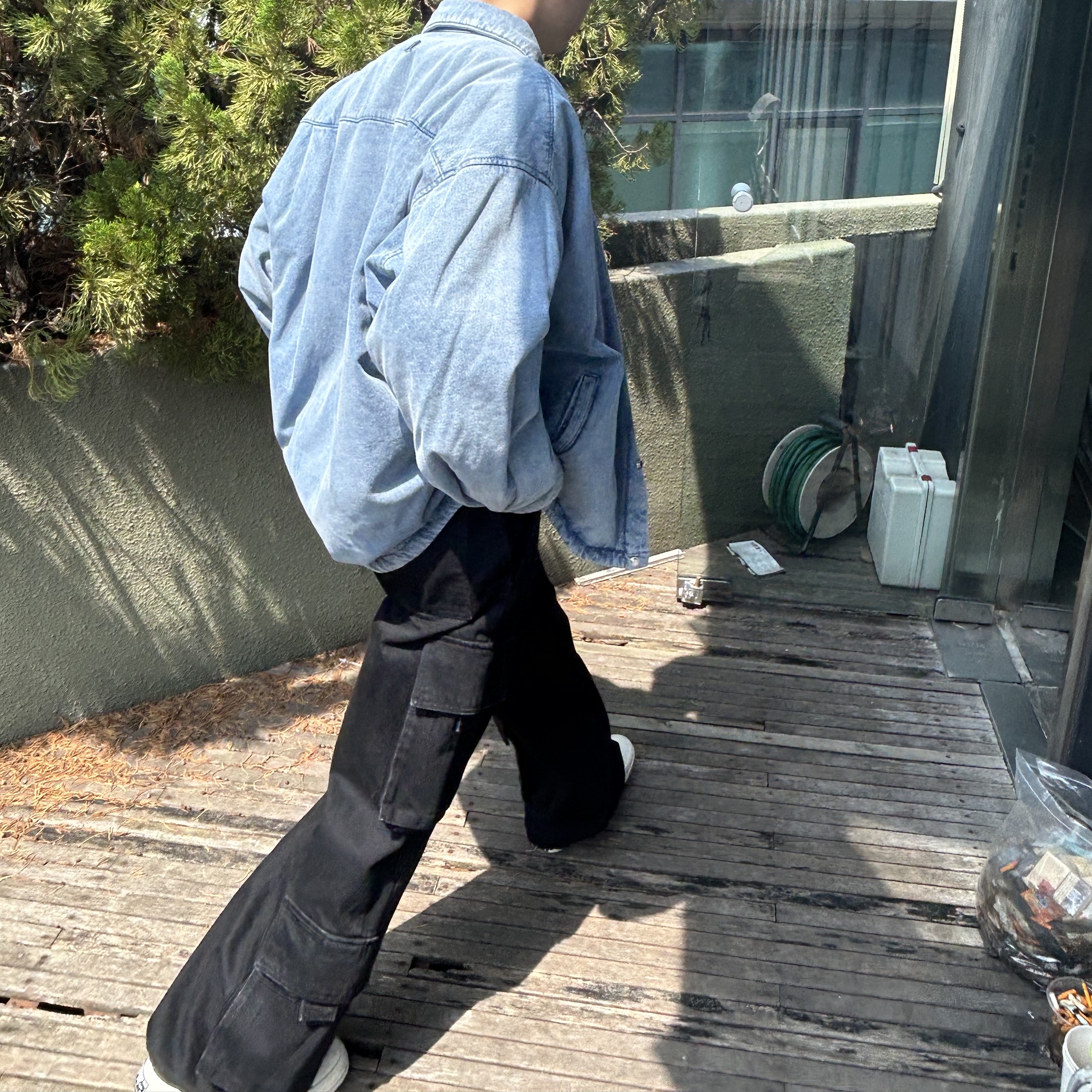 Wooyoungmi Cotton Back Logo Shirt Blue - 23SS, Wooyoungmi Wide Cargo Pants Black - 22FW 착용 스타일 - 3