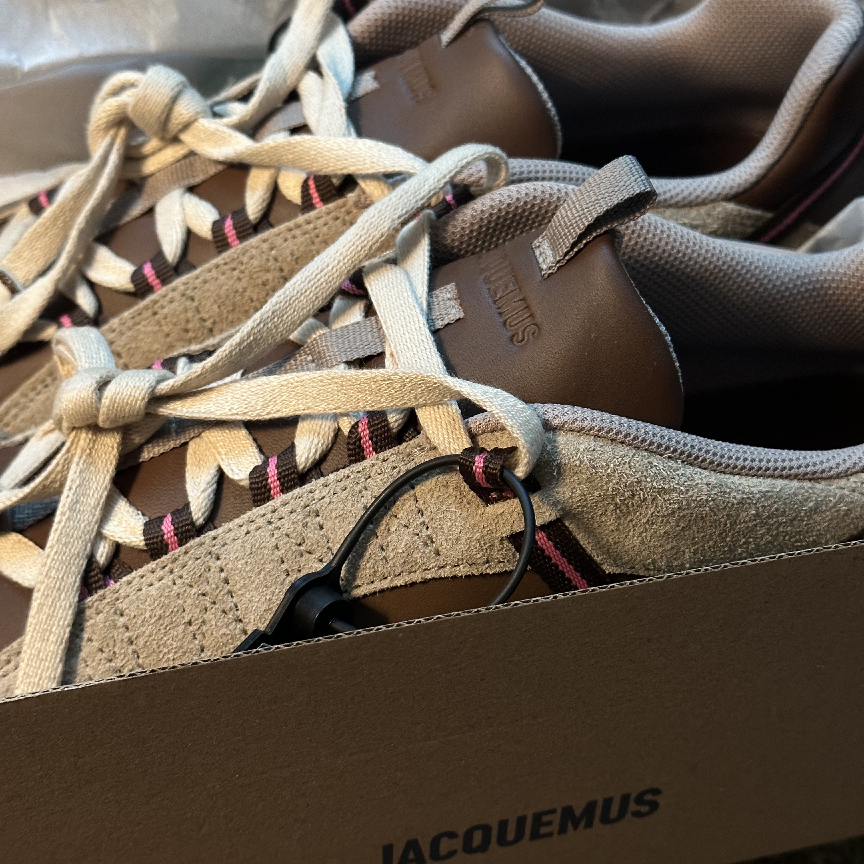 Nike x Jacquemus Air Humara LX Ale Brown and Gold 착용 스타일 - 1