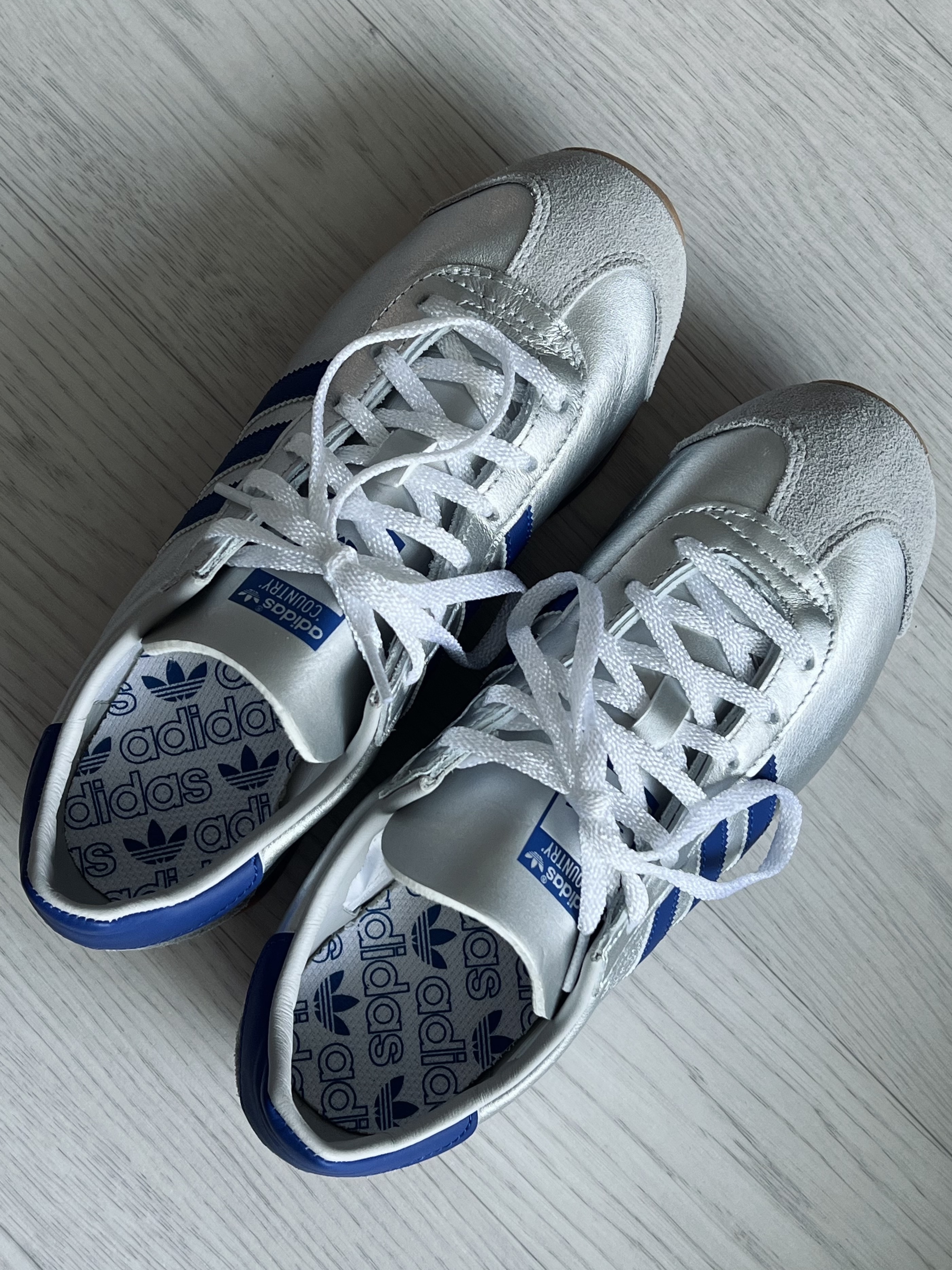Adidas Country OG Matte Silver Bright Blue 착용 스타일 - 2