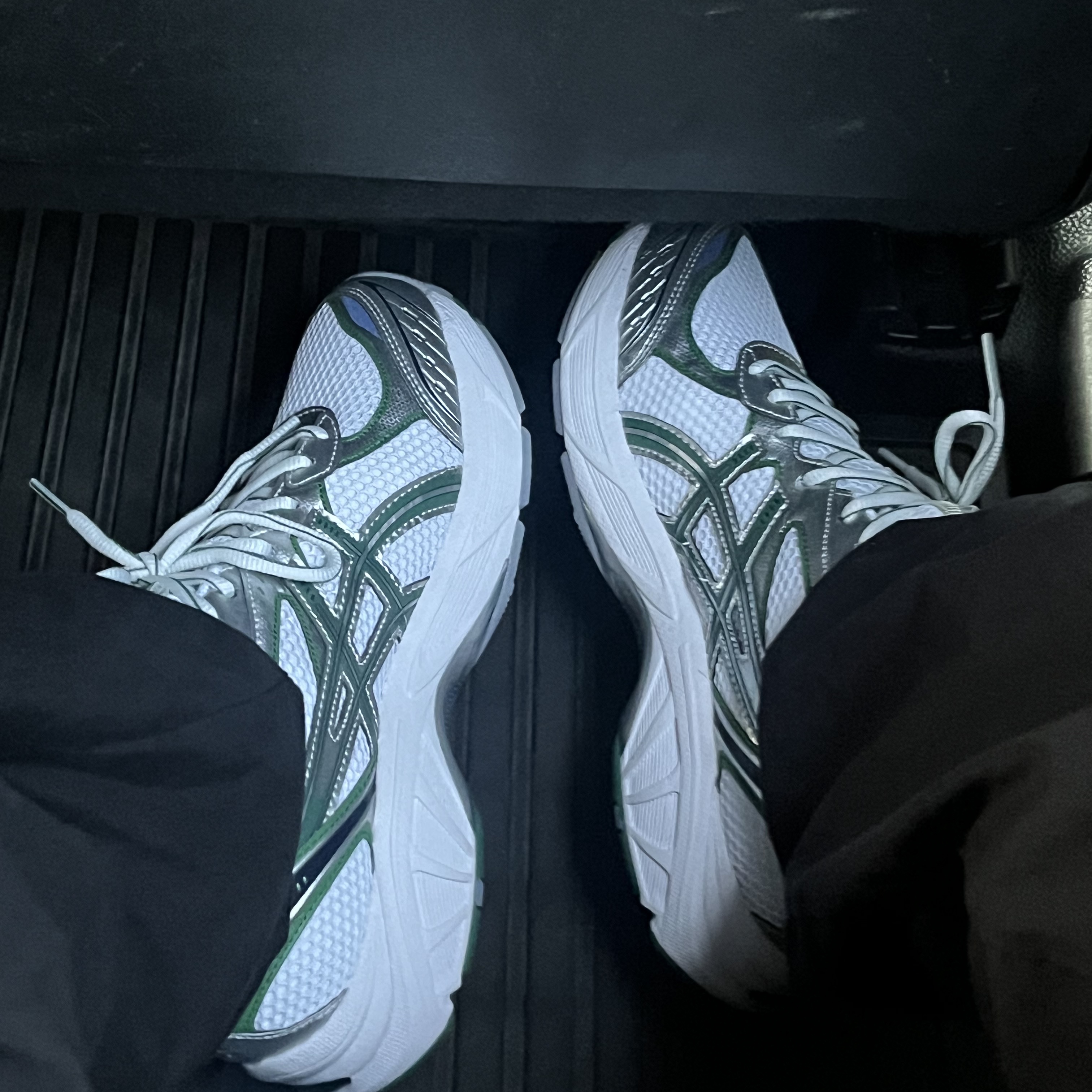 Asics GT-2160 White Shamrock Green 착용 스타일