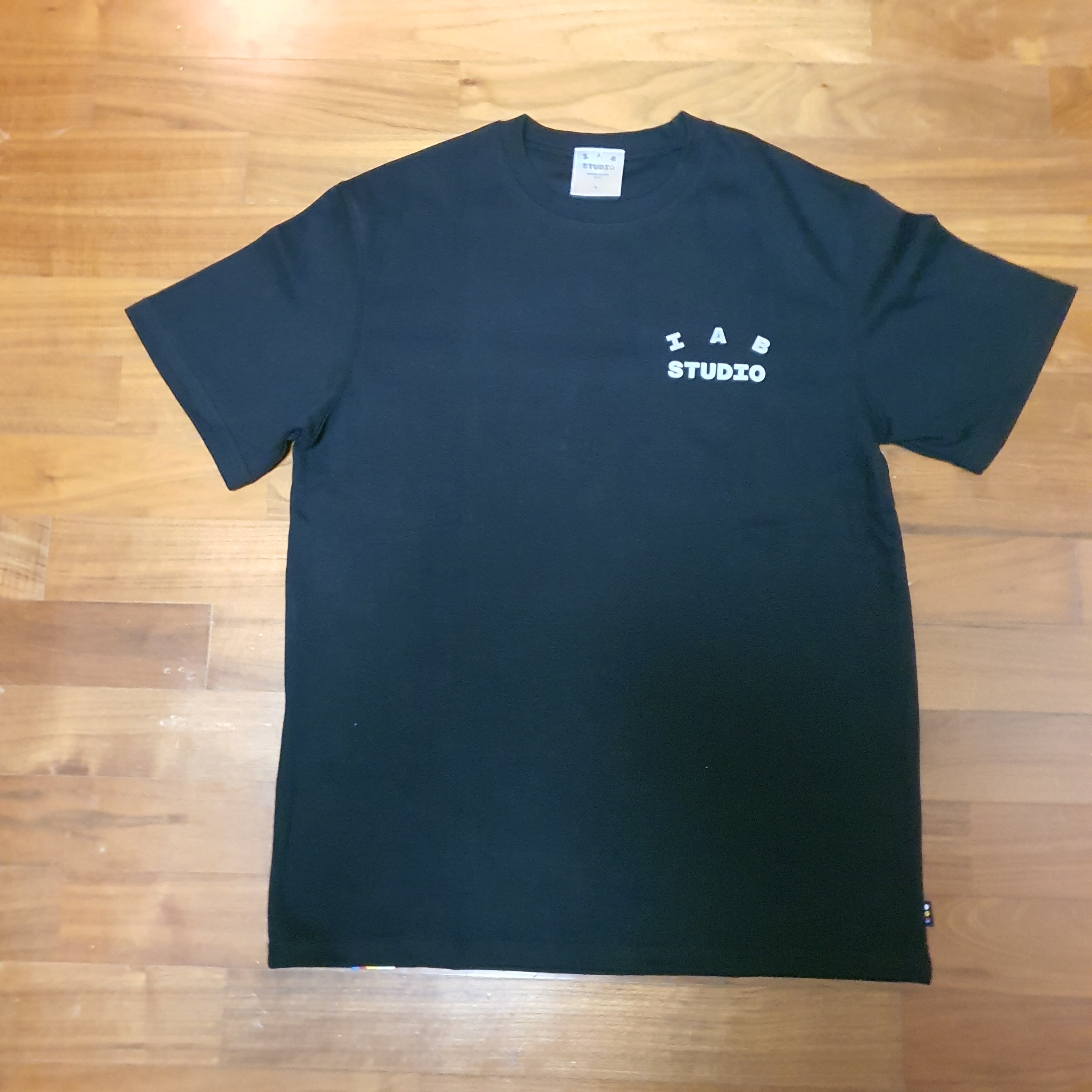 IAB Studio 10th Anniversary T-Shirt Black 착용 스타일