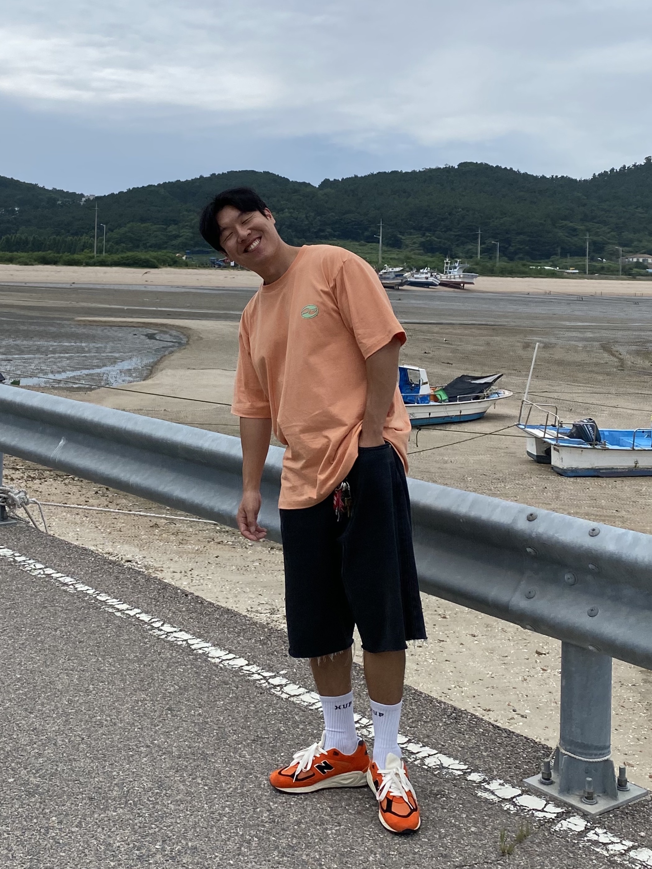 New Balance 990v2 Made in USA Marigold Black, Human Made Heart Keyring Red 착용 스타일 - 1
